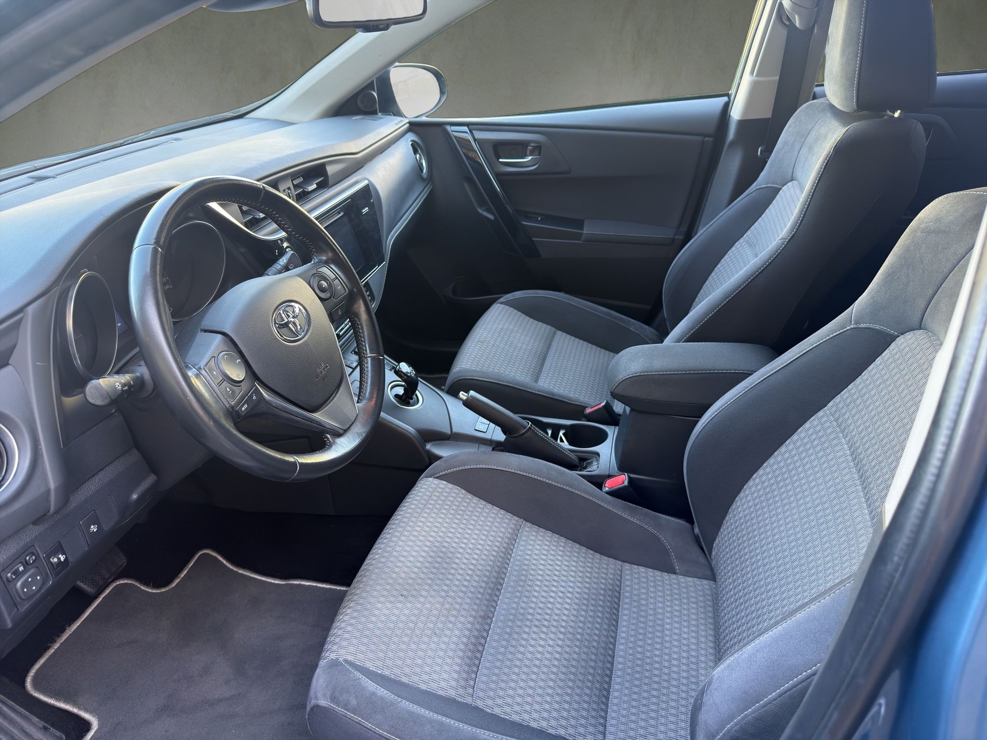 TOYOTA Auris 1.8 HSD Premium e-CVT-image-8