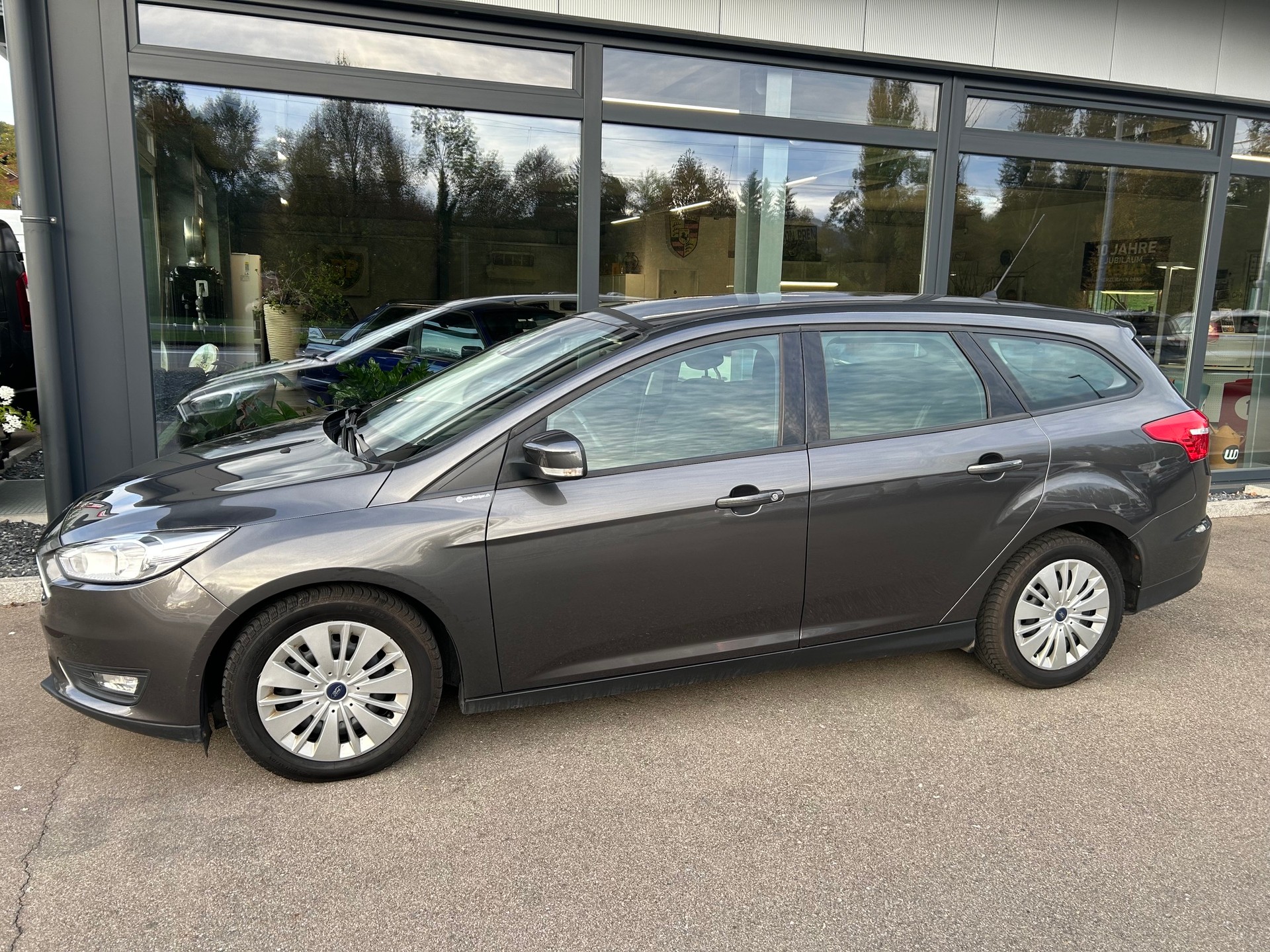 FORD Focus 1.5 TDCi Business PowerShift-image-1