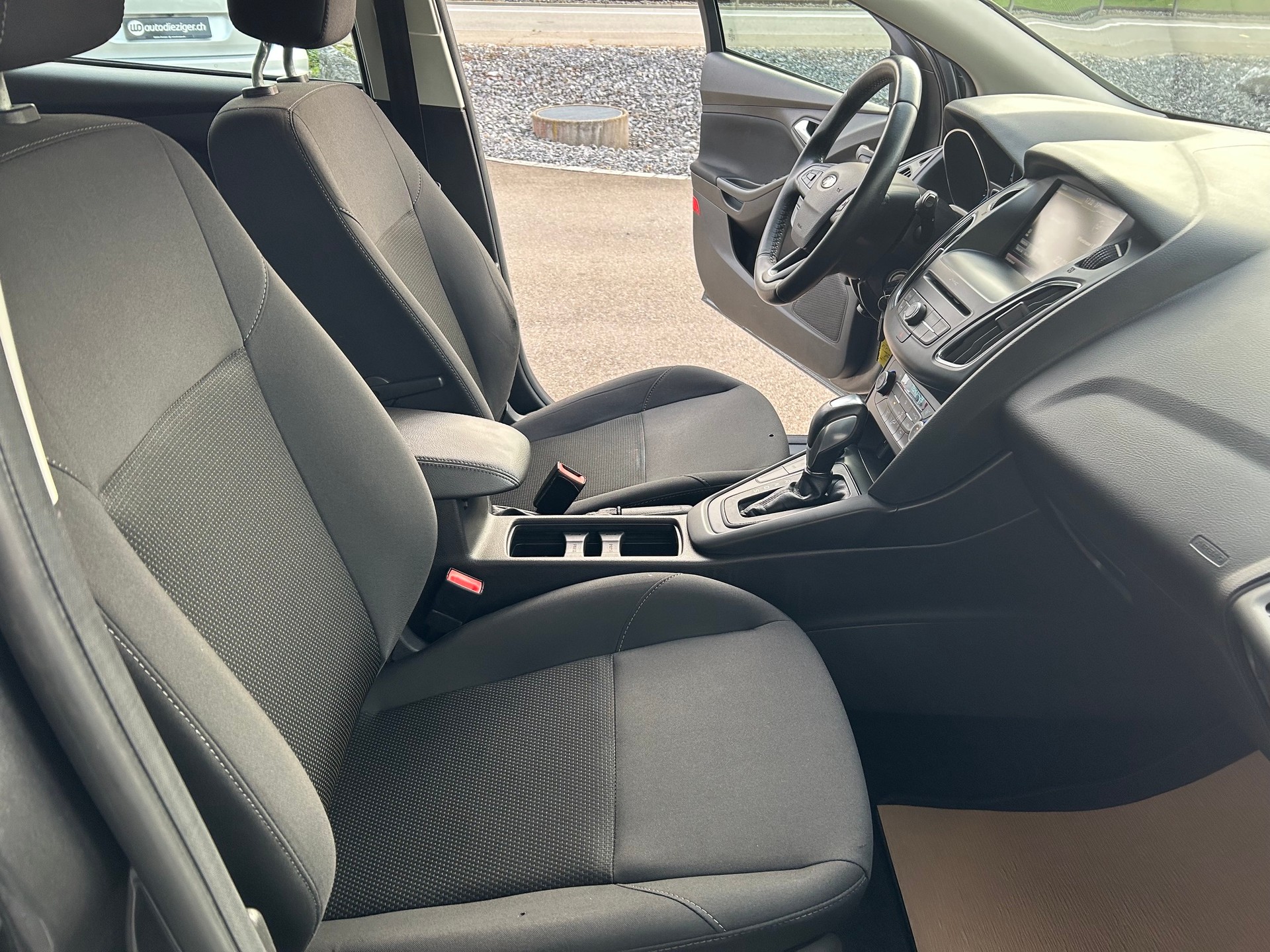 FORD Focus 1.5 TDCi Business PowerShift-image-9