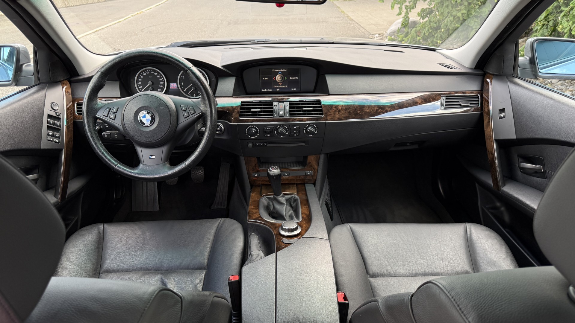 BMW 530i-image-16