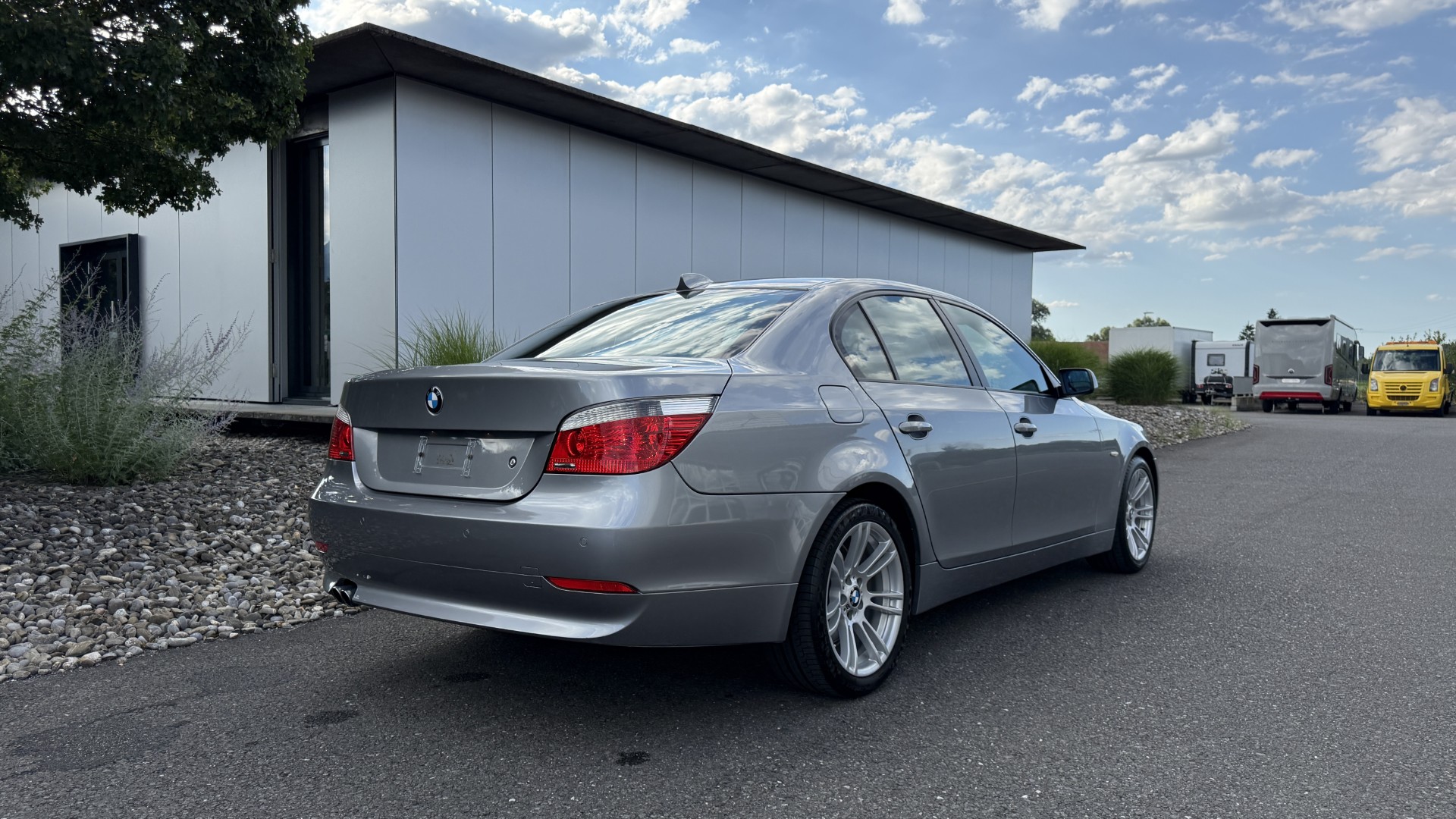 BMW 530i-image-11