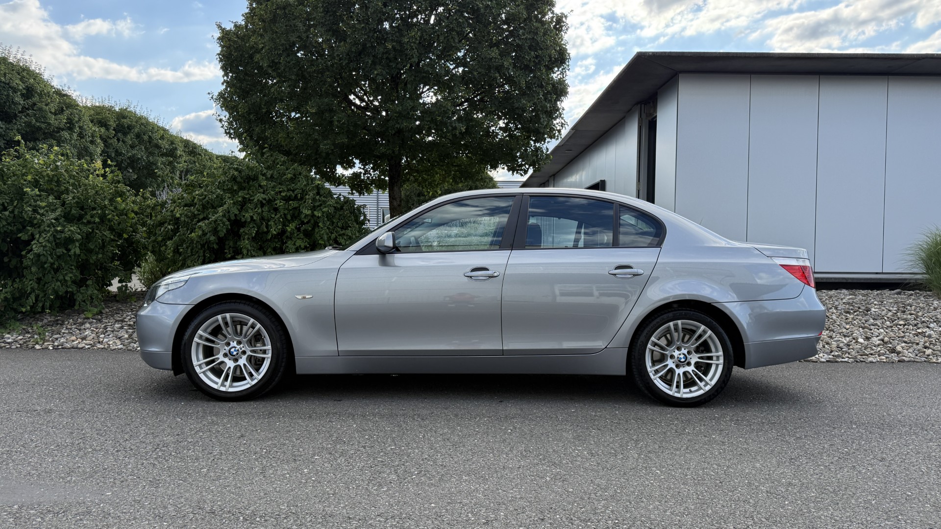 BMW 530i-image-1
