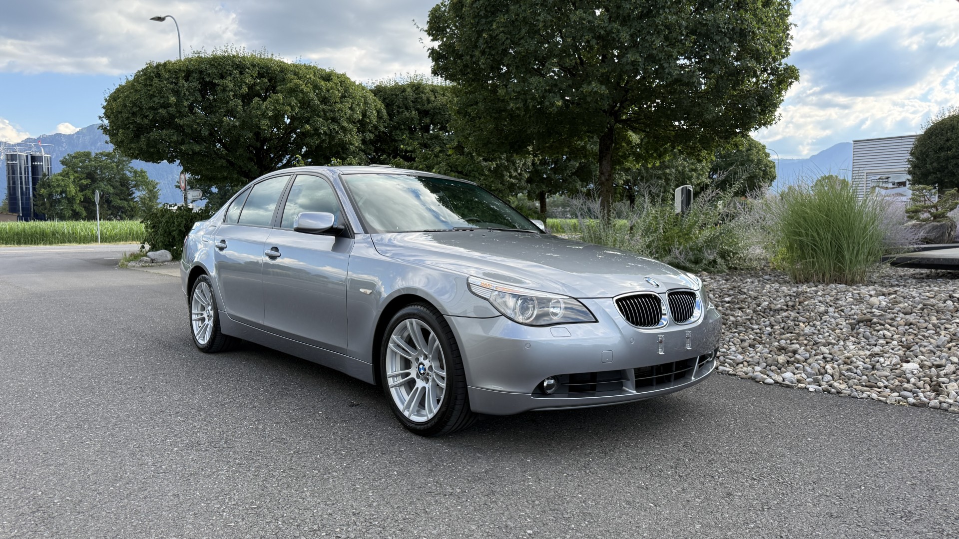 BMW 530i-image-7