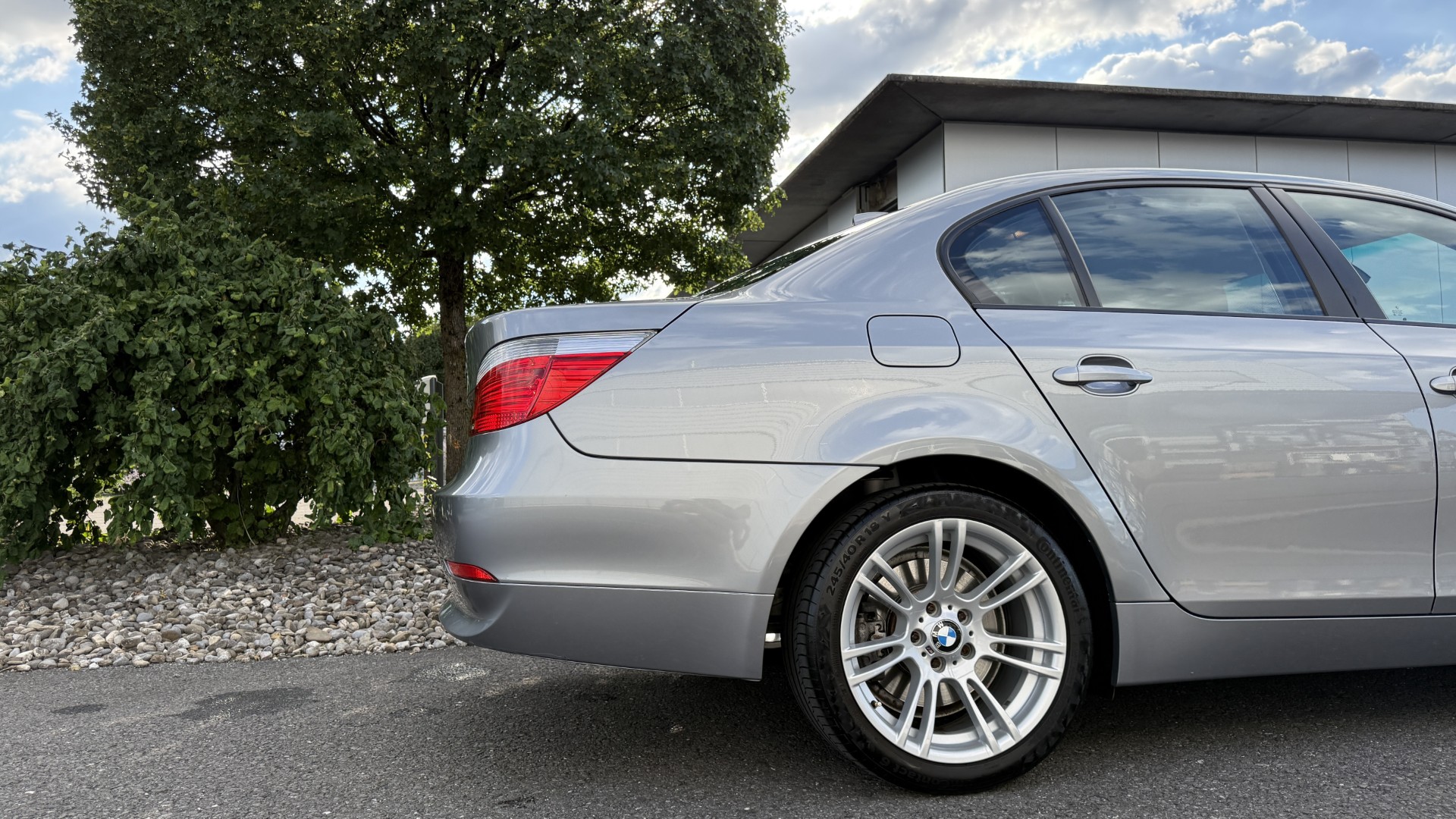 BMW 530i-image-10