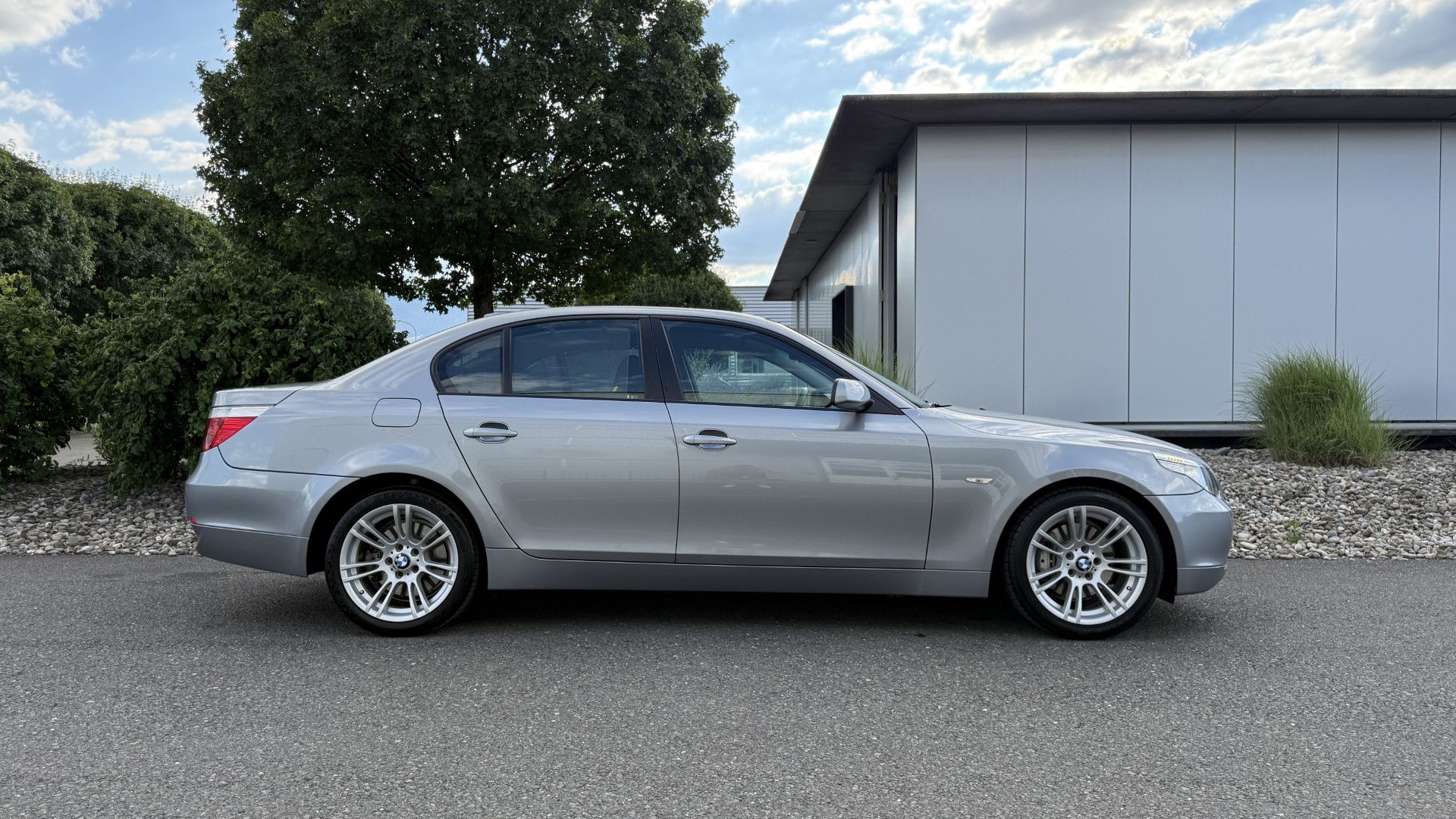 BMW 530i-image-9