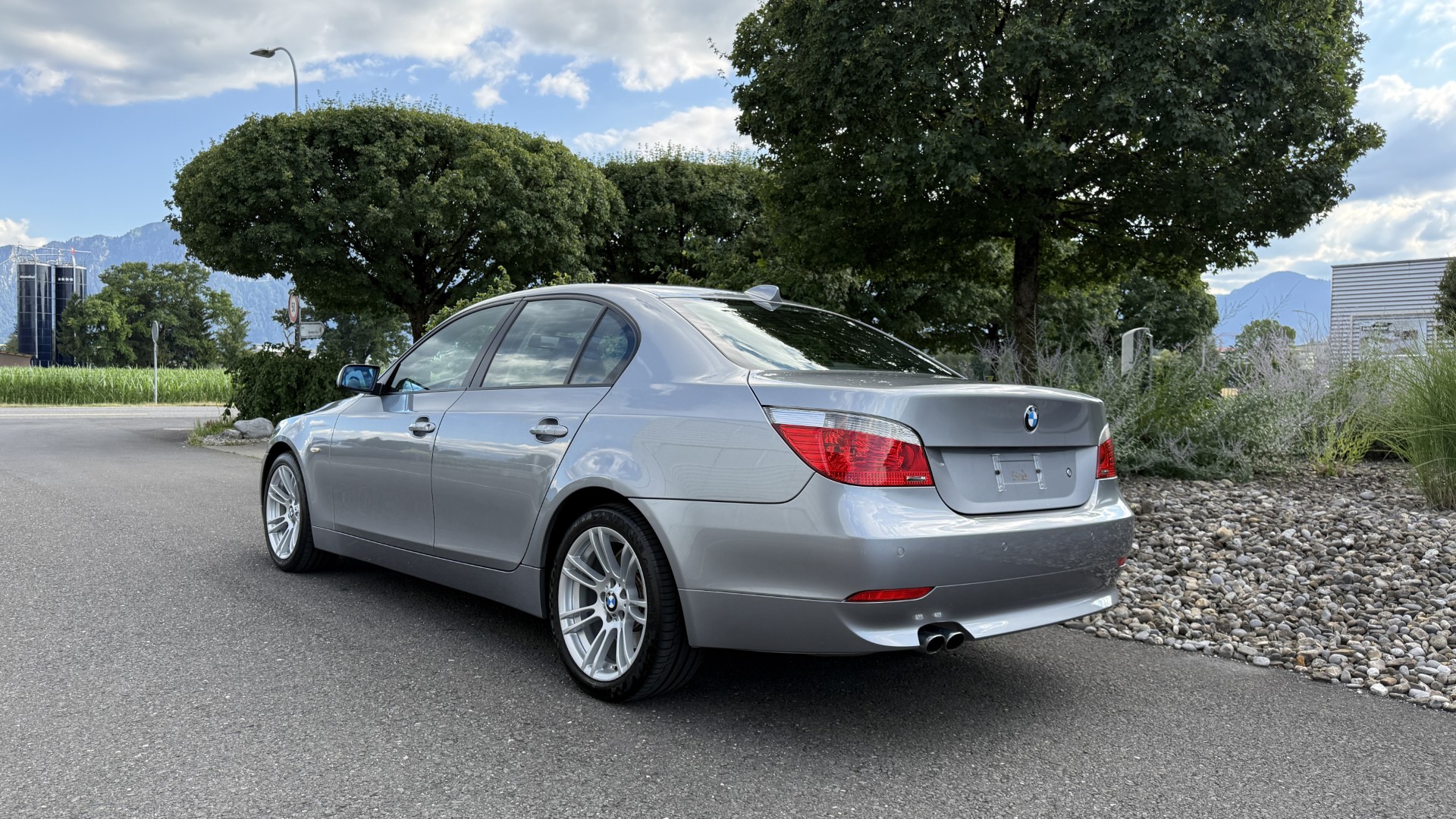 BMW 530i-image-2