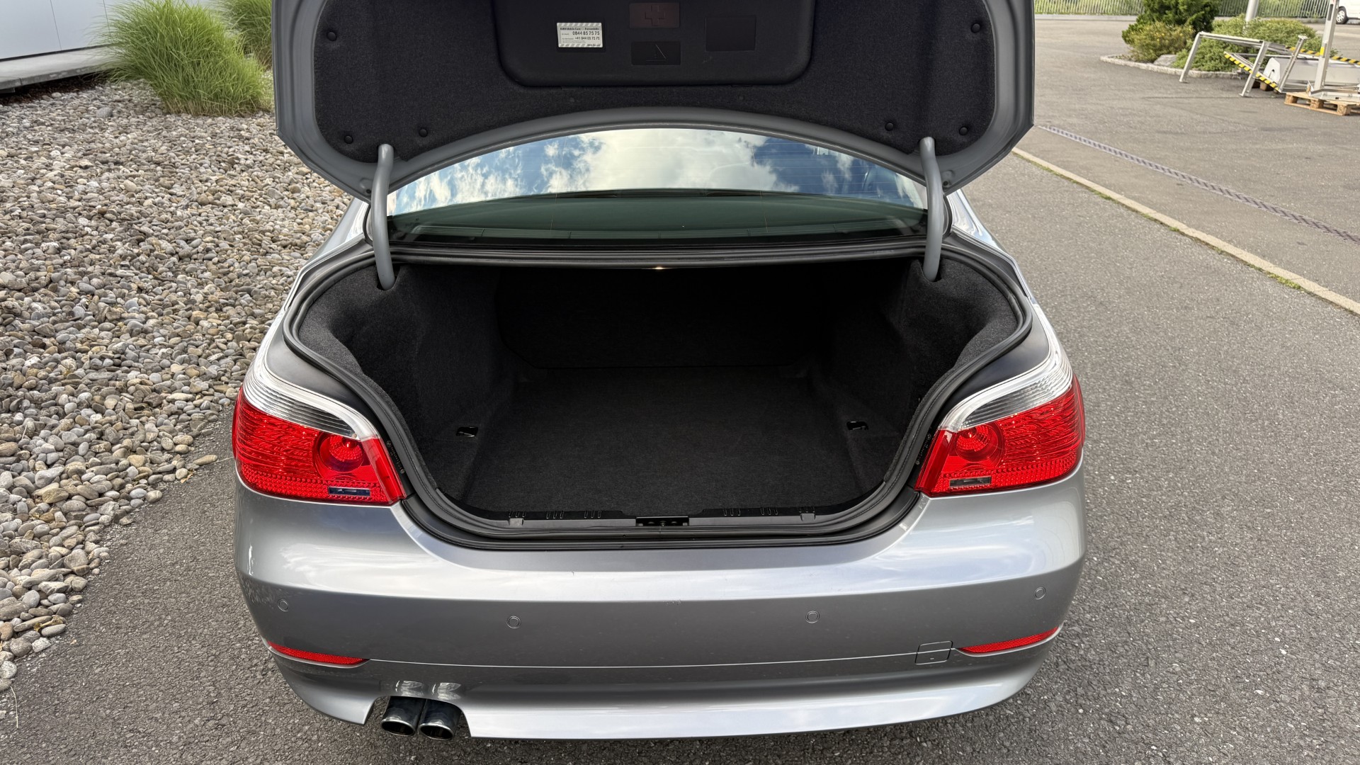 BMW 530i-image-12