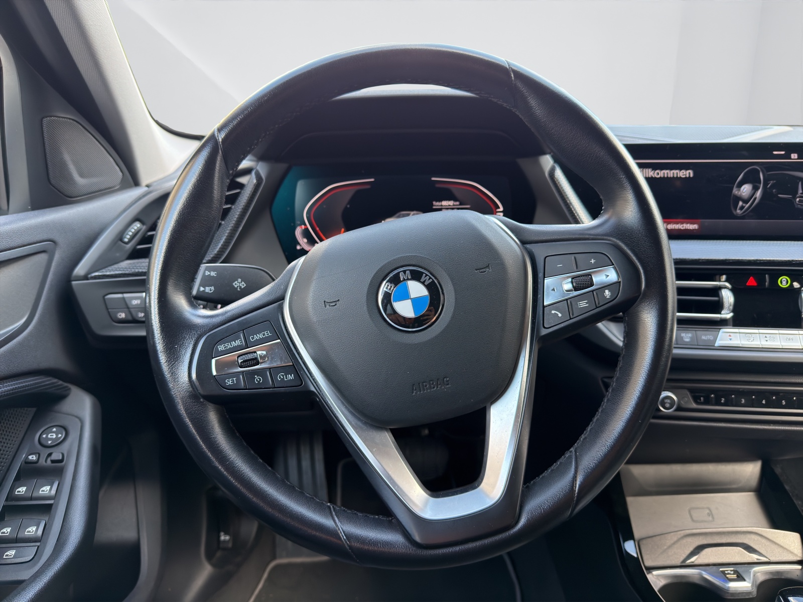 BMW 118i Sport Line-image-16
