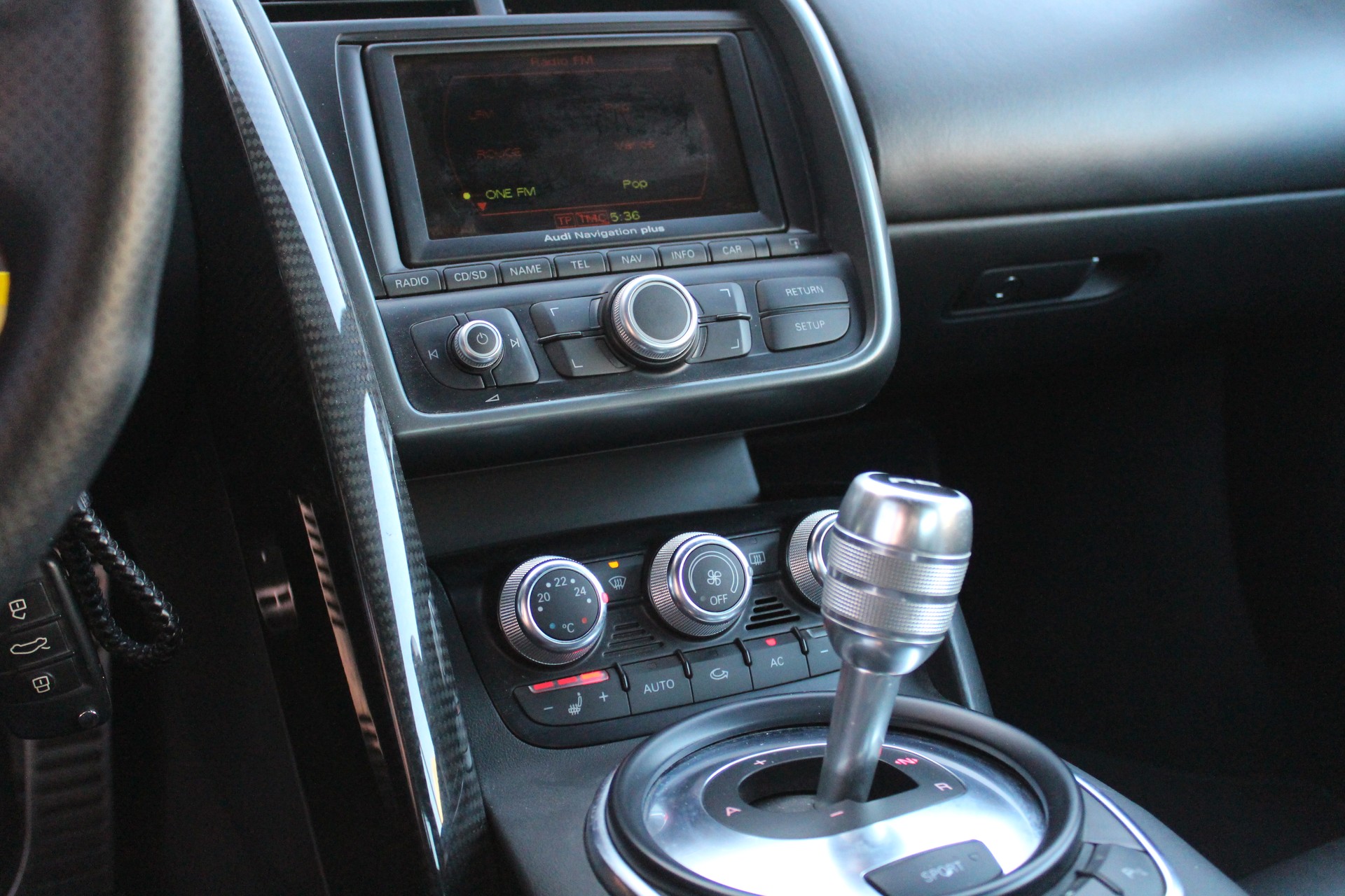 AUDI R8 Coupé 4.2 - "Sidebalde Carbone / Pack Complet Carbone / Full Black / Caméra de Recul"-image-18