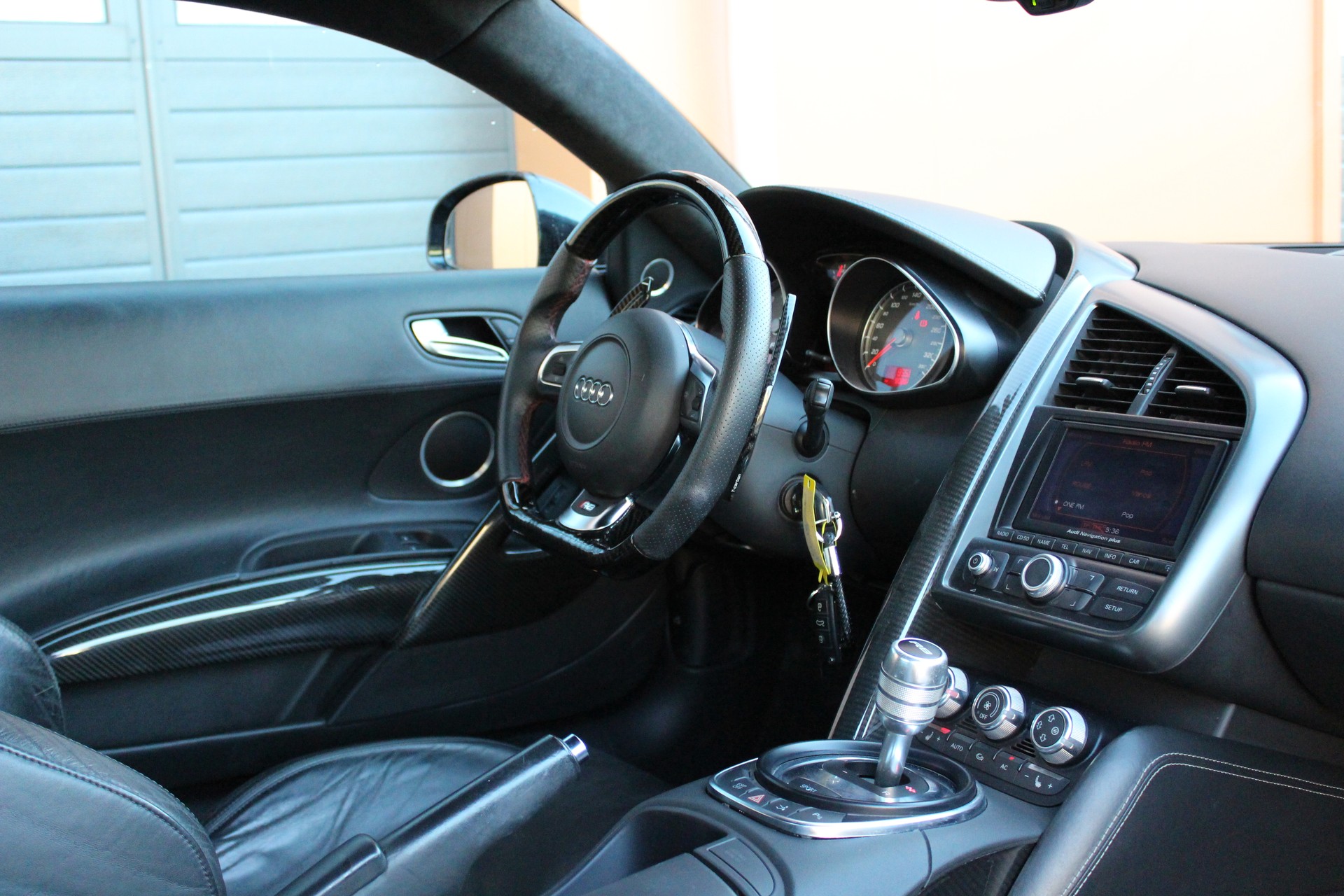 AUDI R8 Coupé 4.2 - "Sidebalde Carbone / Pack Complet Carbone / Full Black / Caméra de Recul"-image-24
