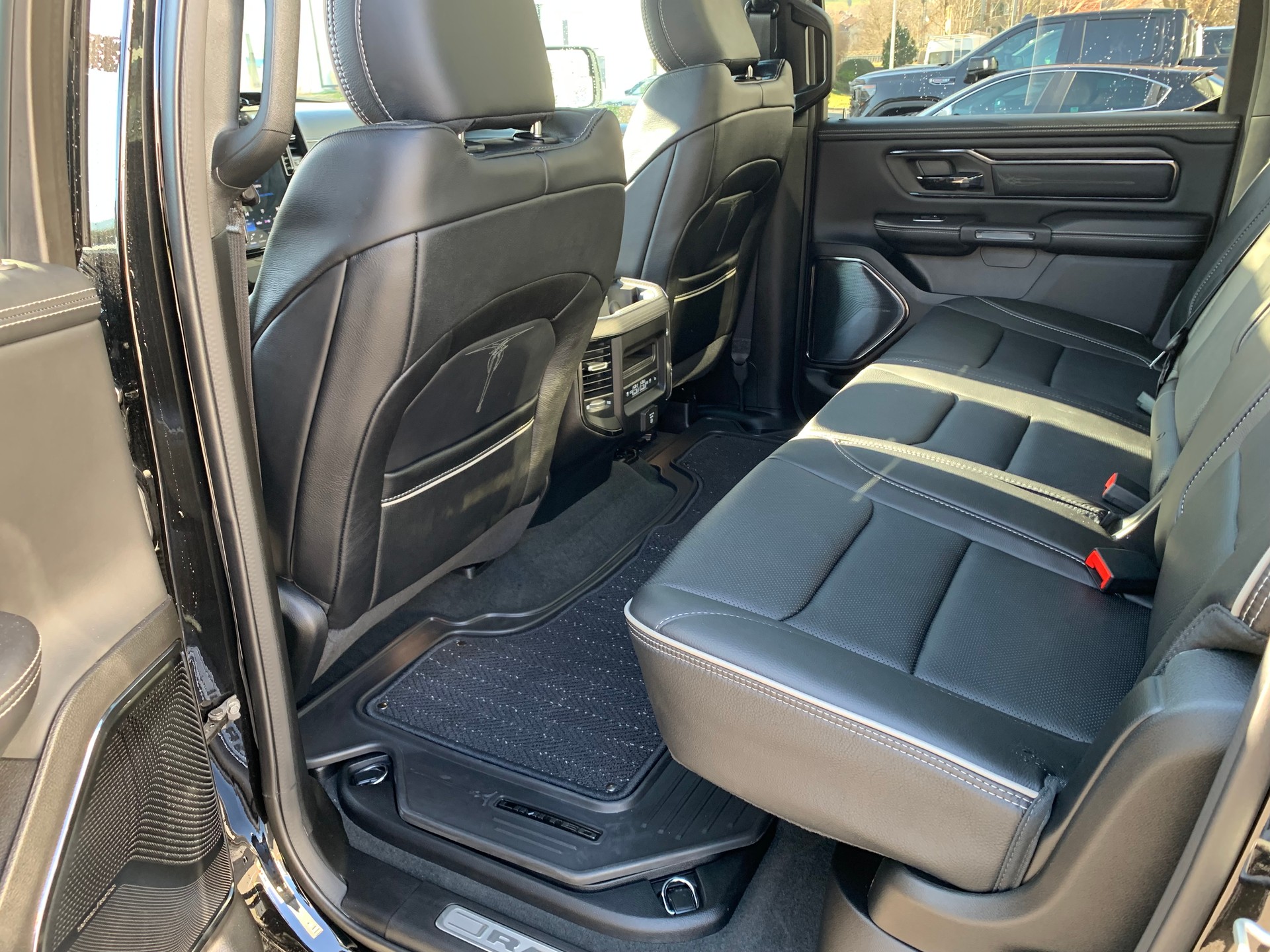 DODGE Ram 1500 Limited Crew Cab 5,7 V8 Night Edition E-Torque-image-7
