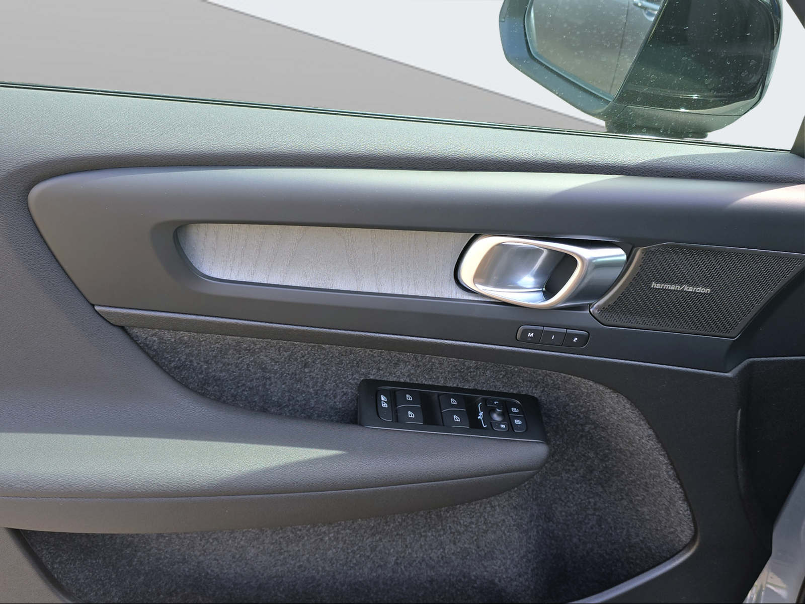 VOLVO EX40 82kWh Single Motor Extended Range Ultra-image-12