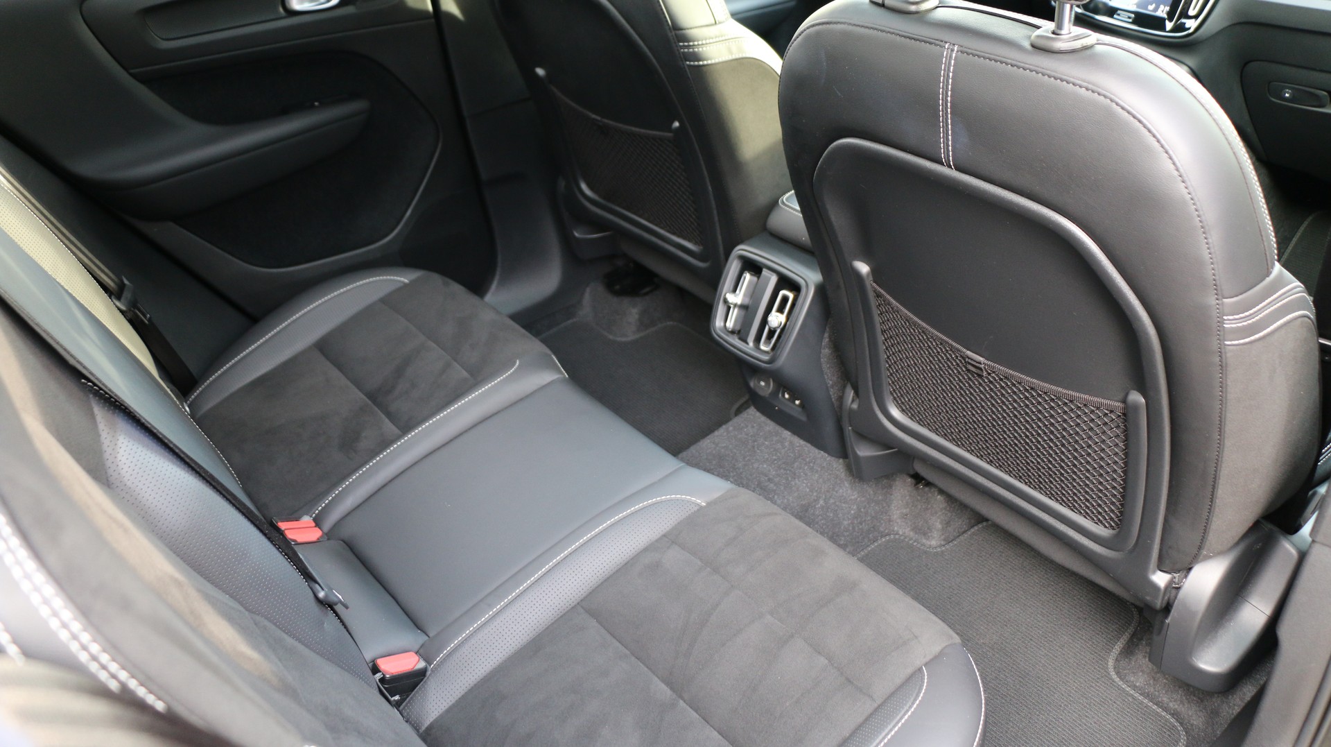 VOLVO XC40 D4 AWD R-Design-image-19