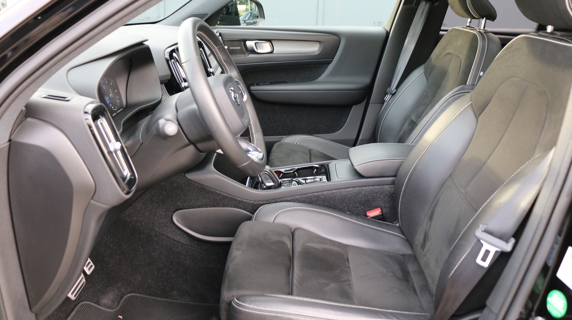 VOLVO XC40 D4 AWD R-Design-image-12
