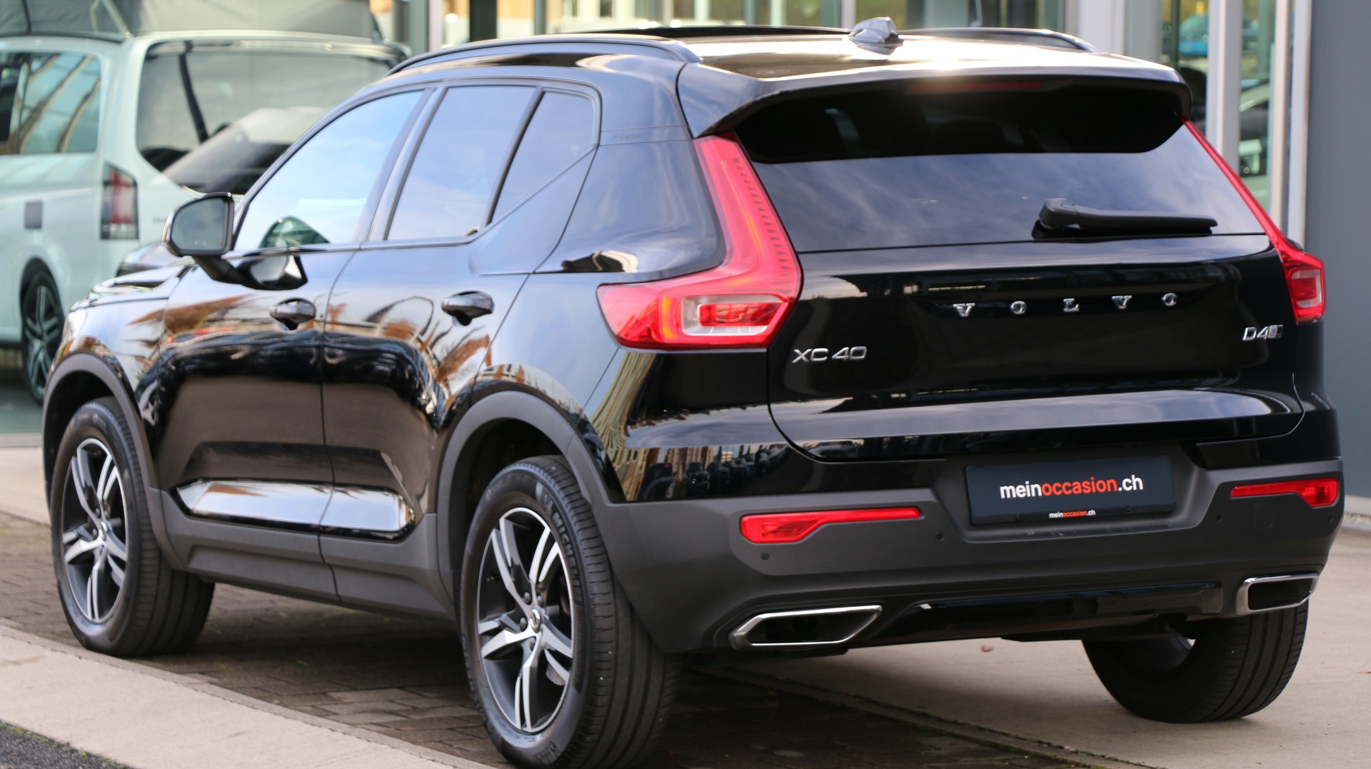 VOLVO XC40 D4 AWD R-Design-image-4