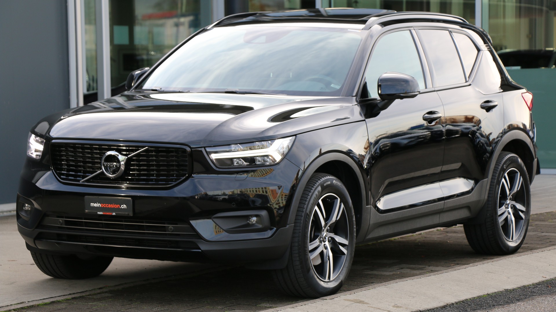 VOLVO XC40 D4 AWD R-Design-image-2
