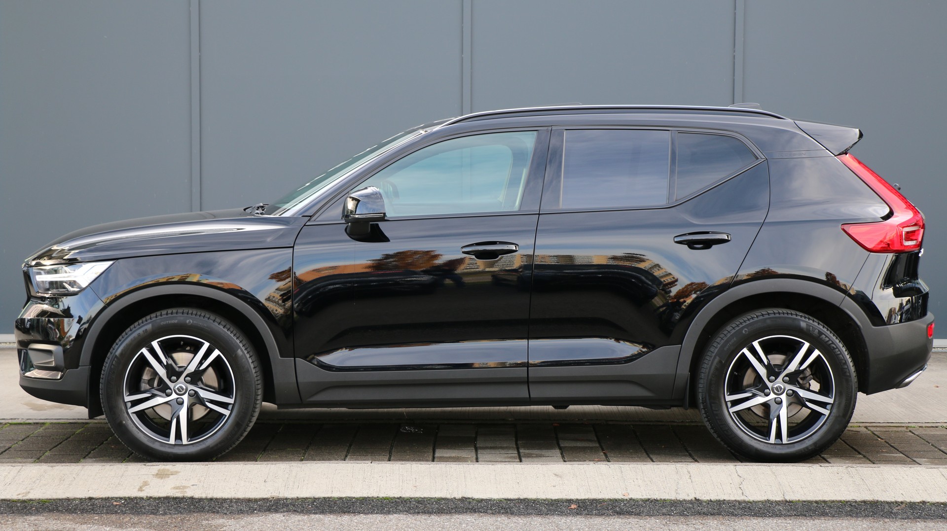 VOLVO XC40 D4 AWD R-Design-image-3