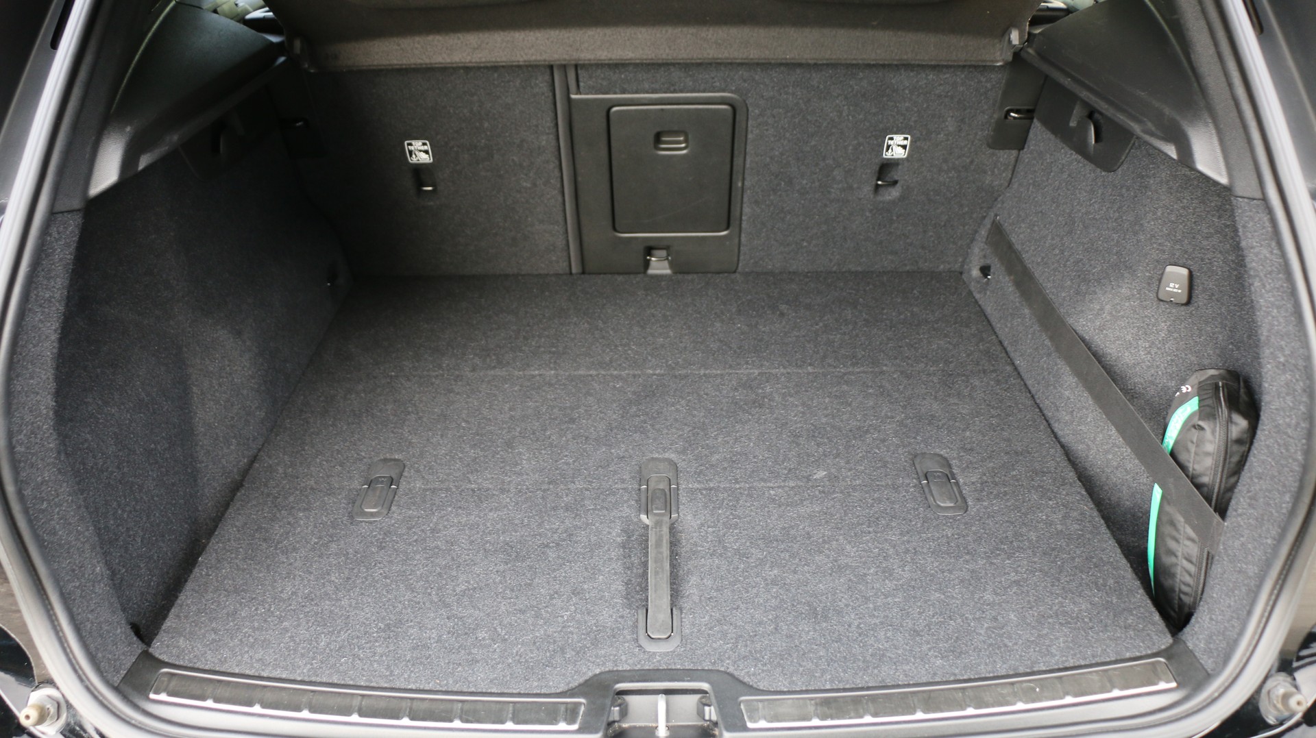 VOLVO XC40 D4 AWD R-Design-image-18