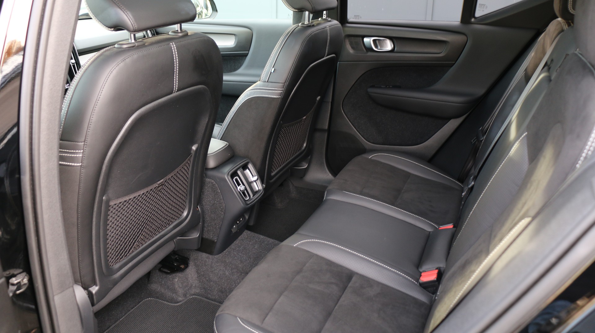 VOLVO XC40 D4 AWD R-Design-image-16
