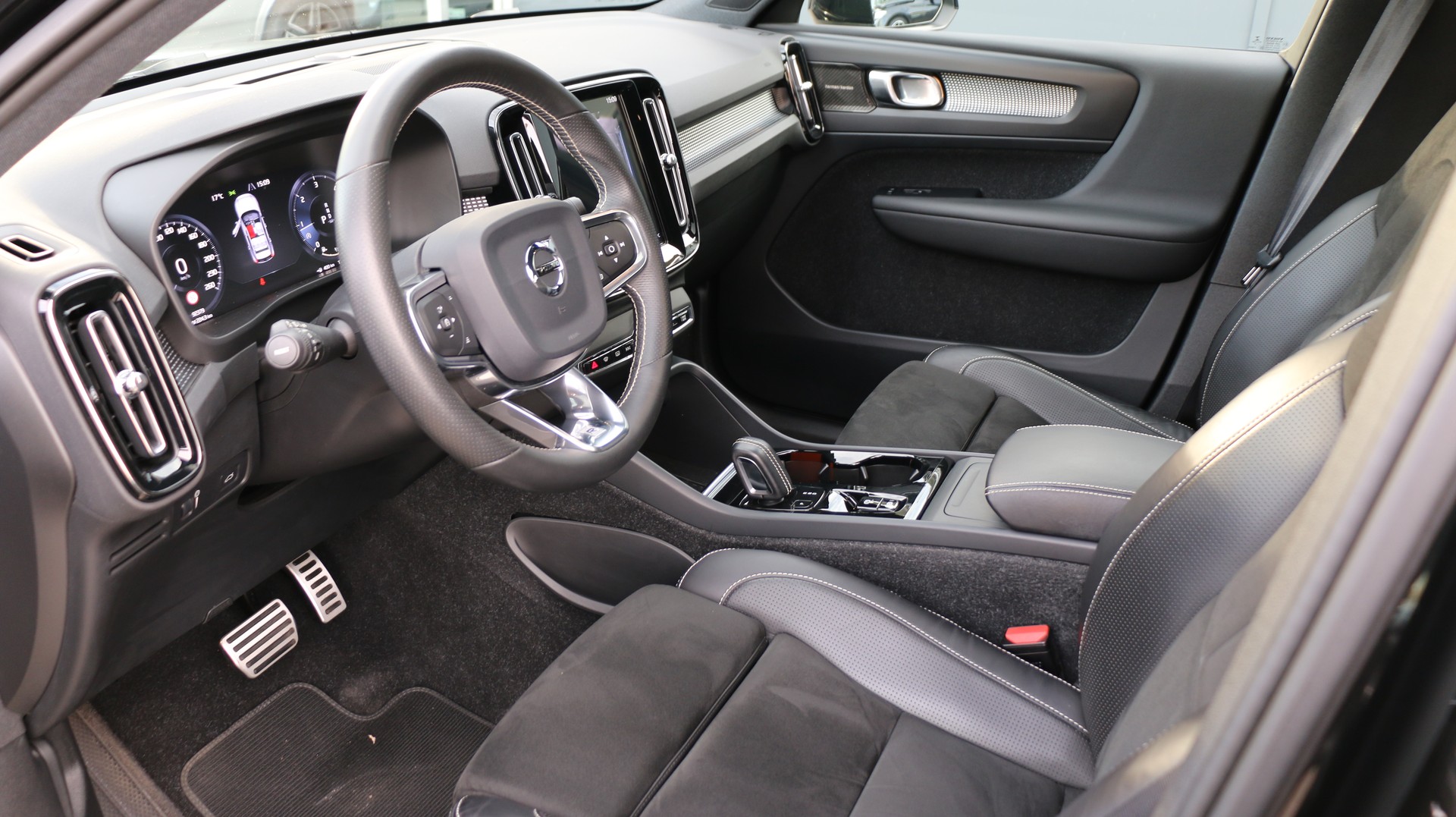 VOLVO XC40 D4 AWD R-Design-image-13