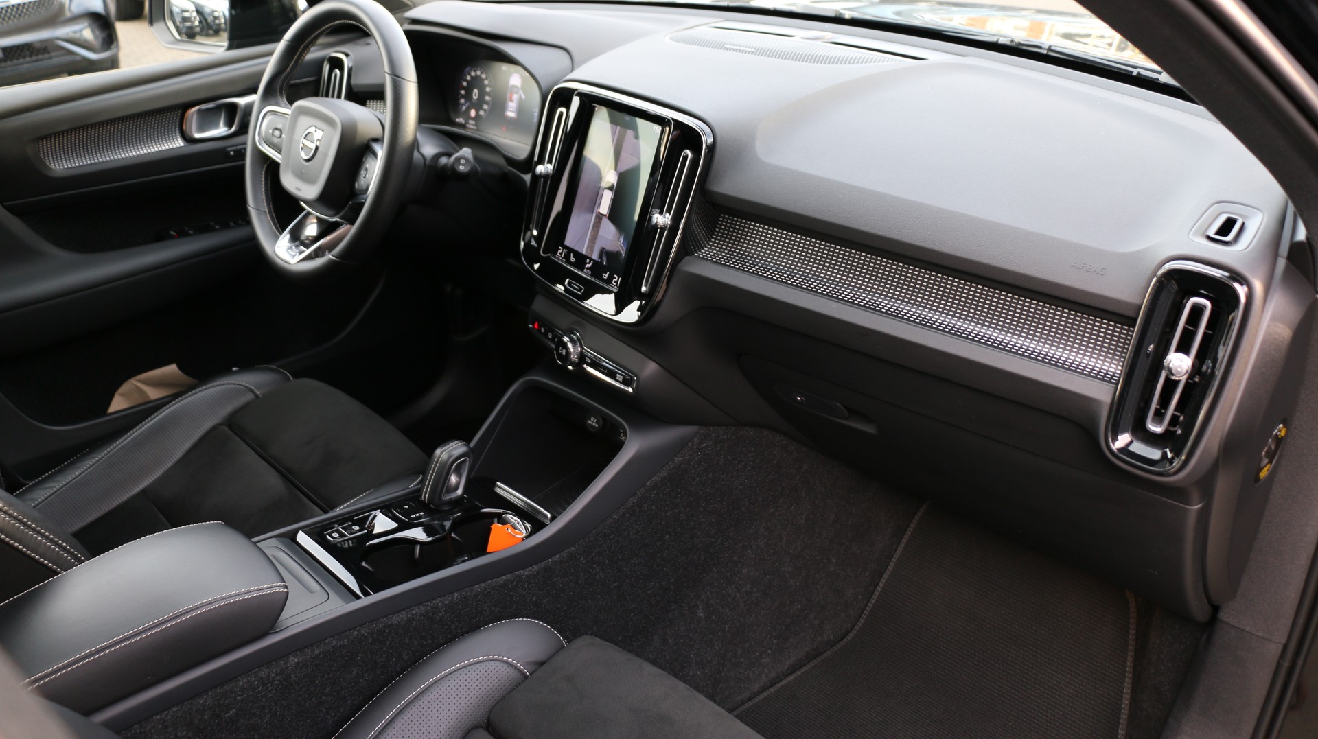 VOLVO XC40 D4 AWD R-Design-image-23