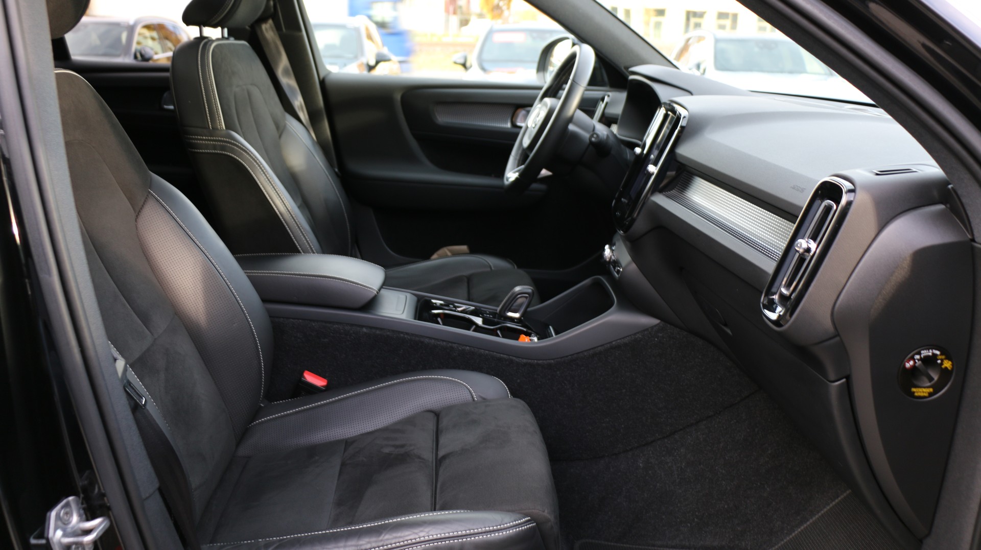 VOLVO XC40 D4 AWD R-Design-image-22