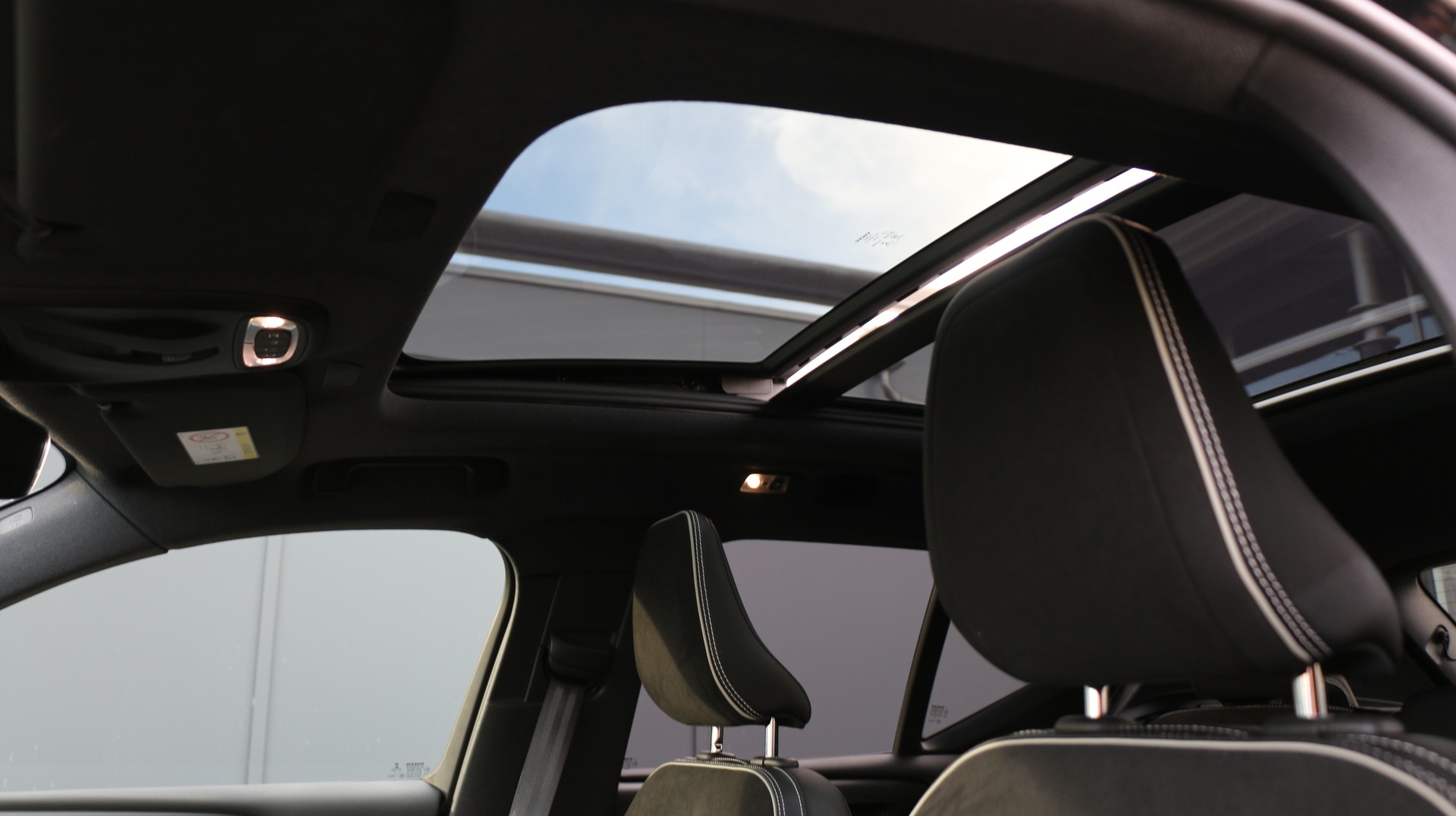 VOLVO XC40 D4 AWD R-Design-image-11