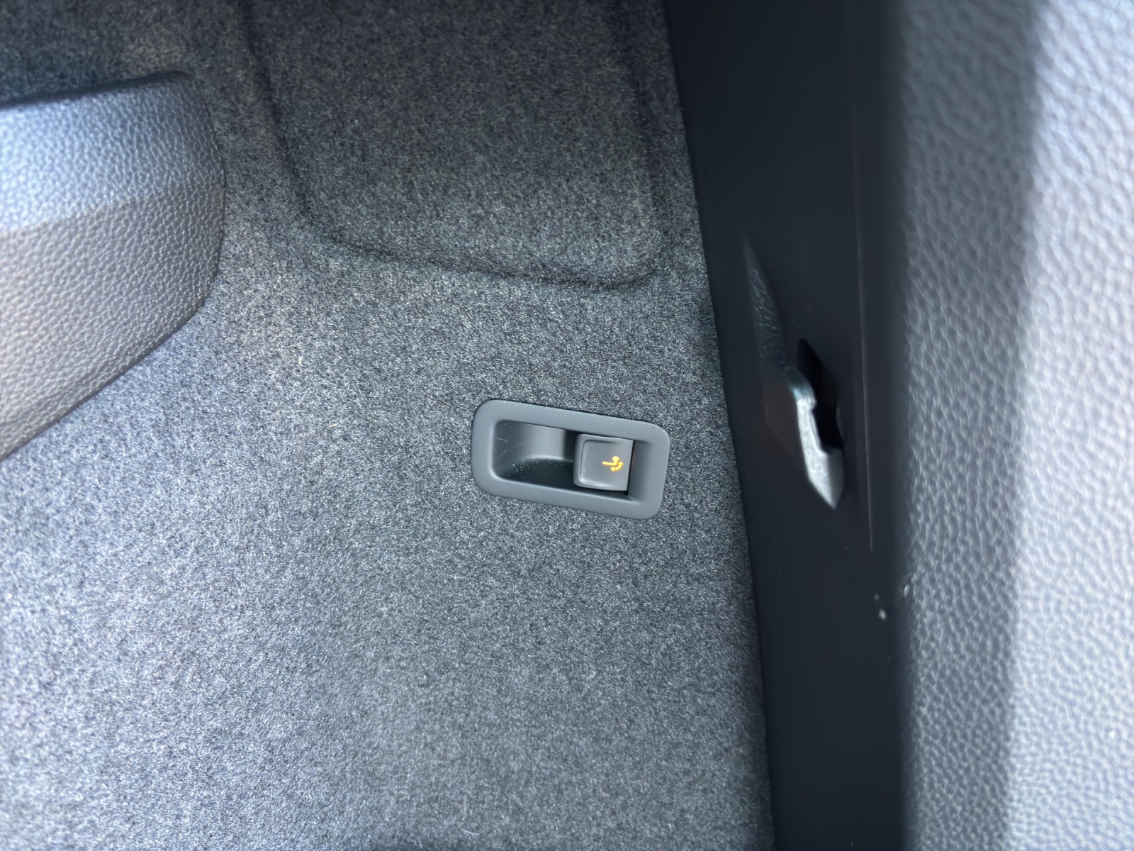 SKODA Karoq 2.0 TSI SportLine 4x4 DSG-image-13