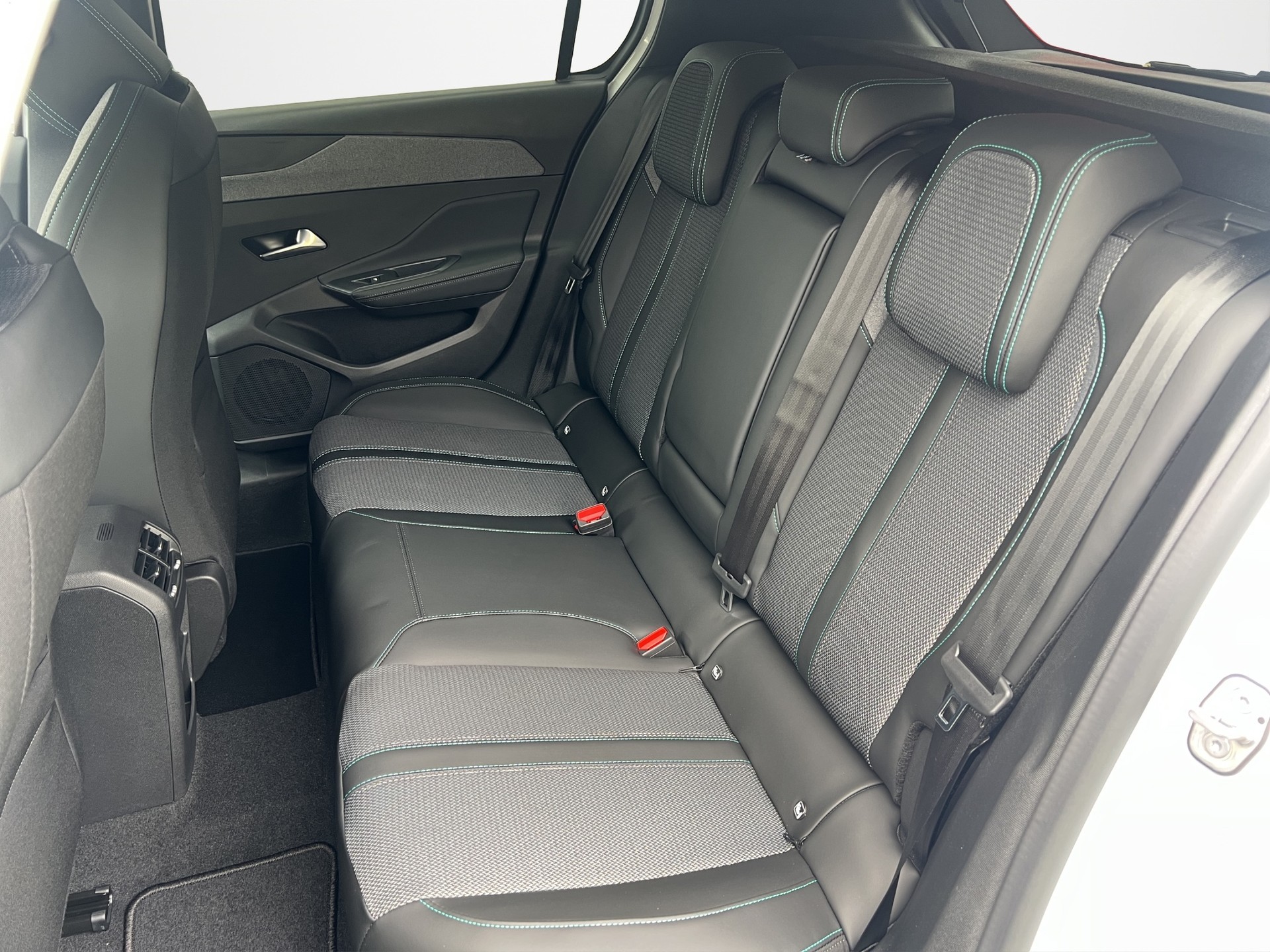 PEUGEOT 308 1.2 Pure Tech Allure EAT8-image-9