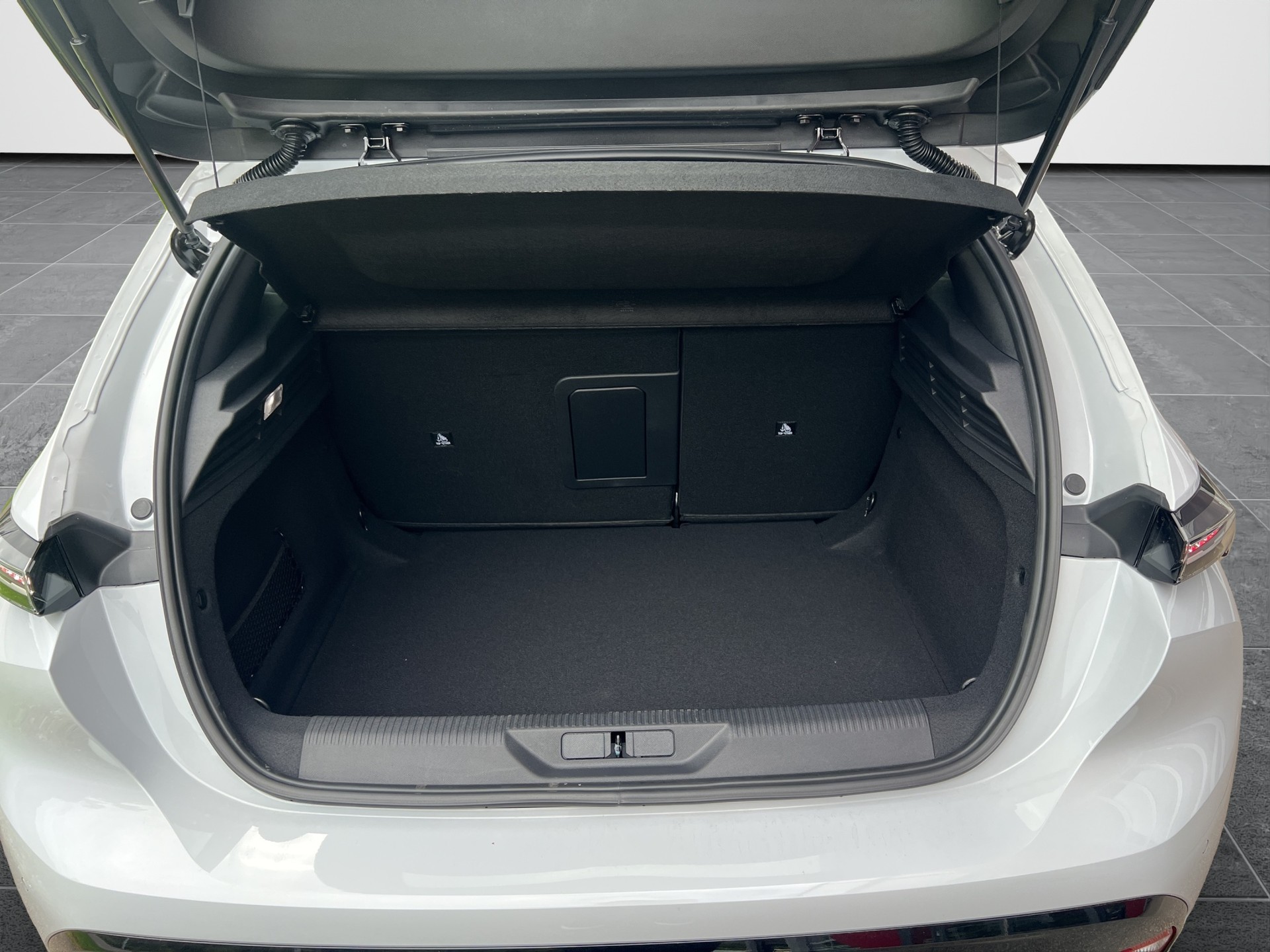 PEUGEOT 308 1.2 Pure Tech Allure EAT8-image-10