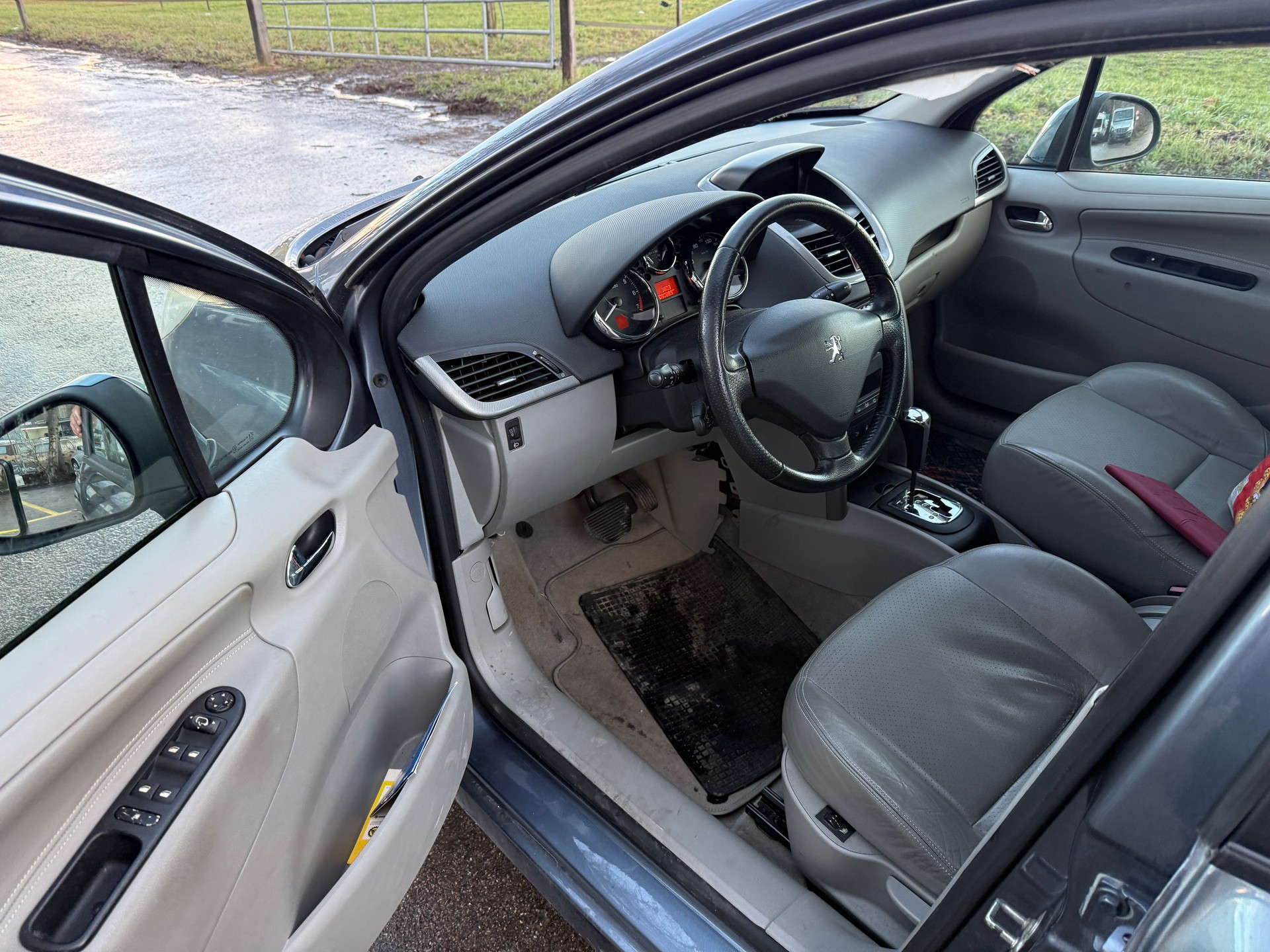 PEUGEOT 207 1.6 16V XS Automatic-image-10
