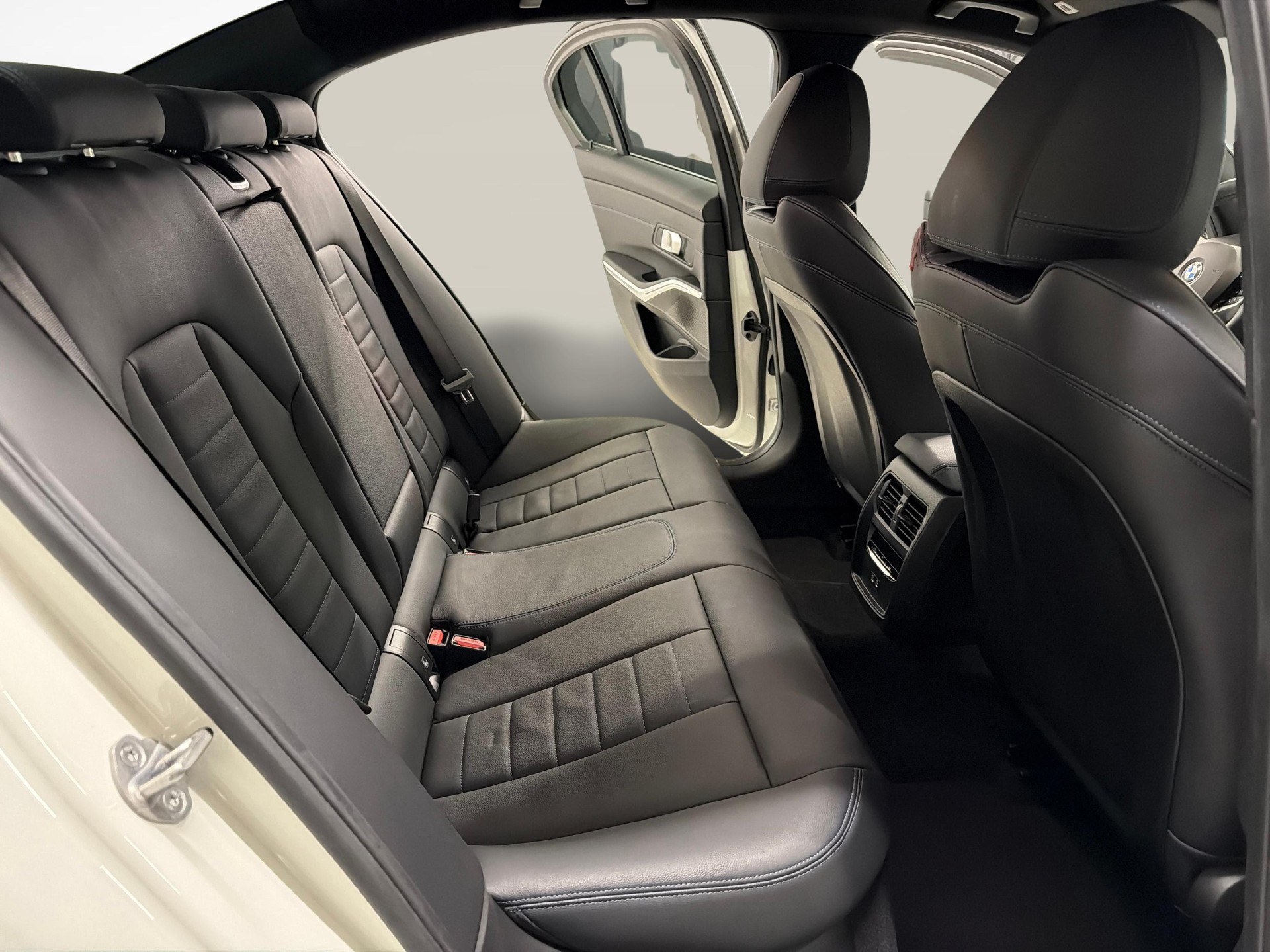 BMW 330d xDrive SAG-image-17