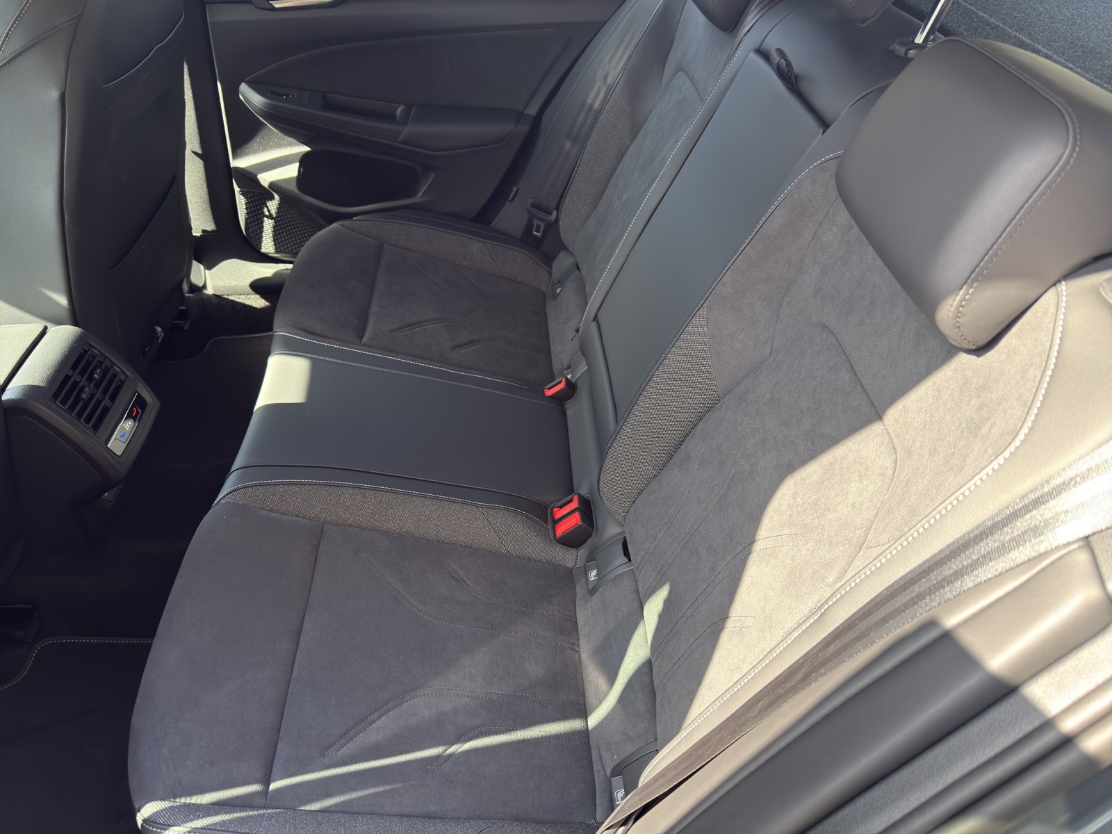 VW Golf 1.5 TSI PHEV Style-image-11