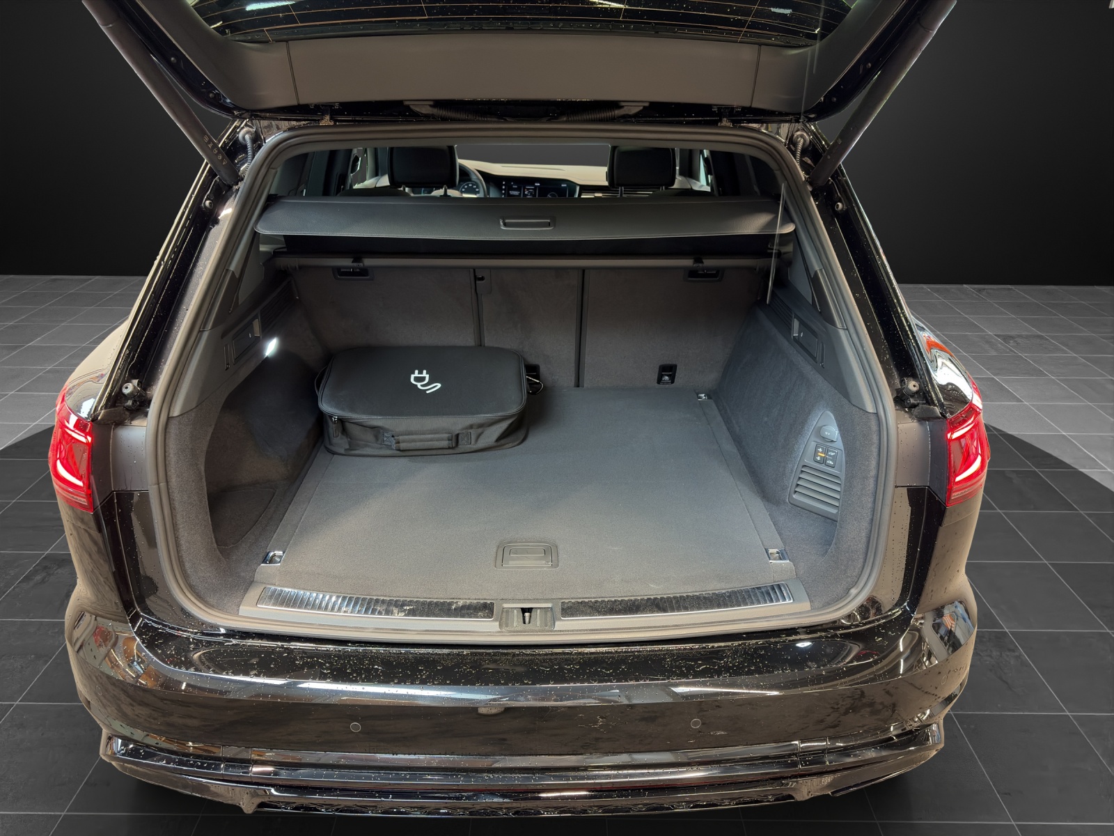 VW Touareg 3.0 TSI eHybrid R Final Edition Tiptronic-image-12