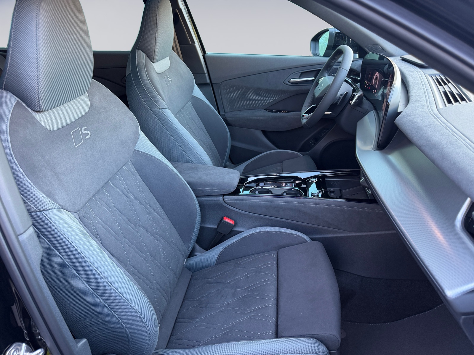 AUDI Q3 SUV e-hybrid 200 kW S tronig-image-12