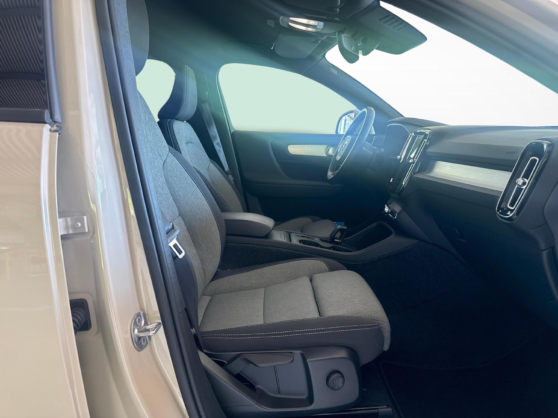 VOLVO XC40 2.0 B3 MH Core + Pneumatici invernali inclusi-image-9