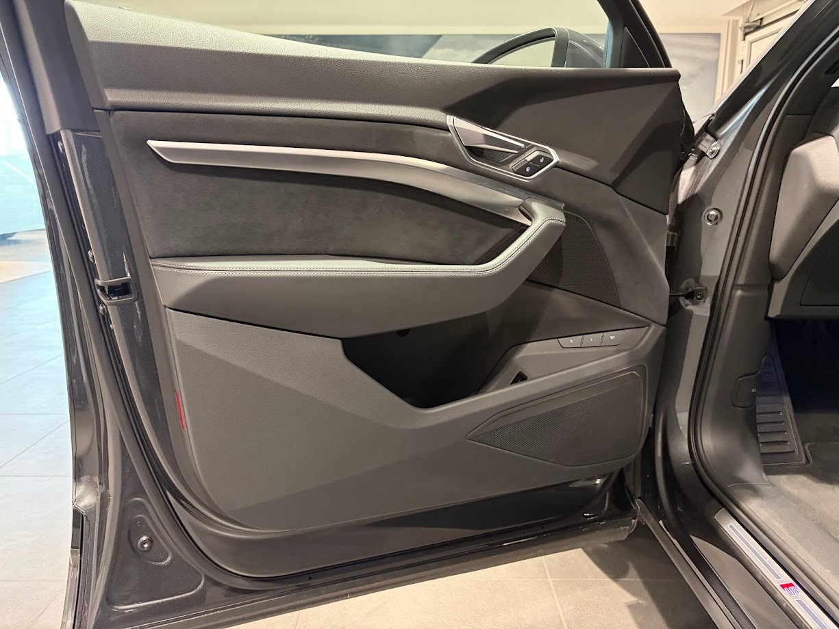 AUDI e-tron 55 Sportback quattro-image-2
