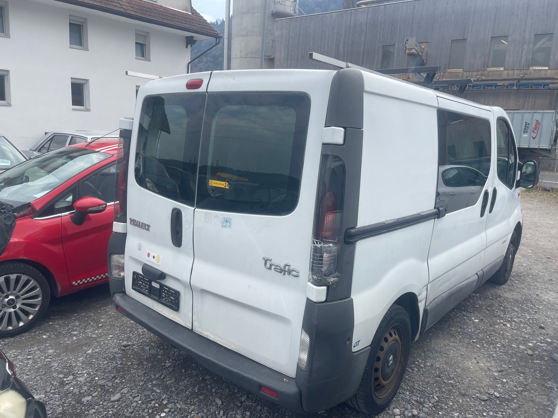 RENAULT Trafic 1.9 dCi 80 2.7t-image-1