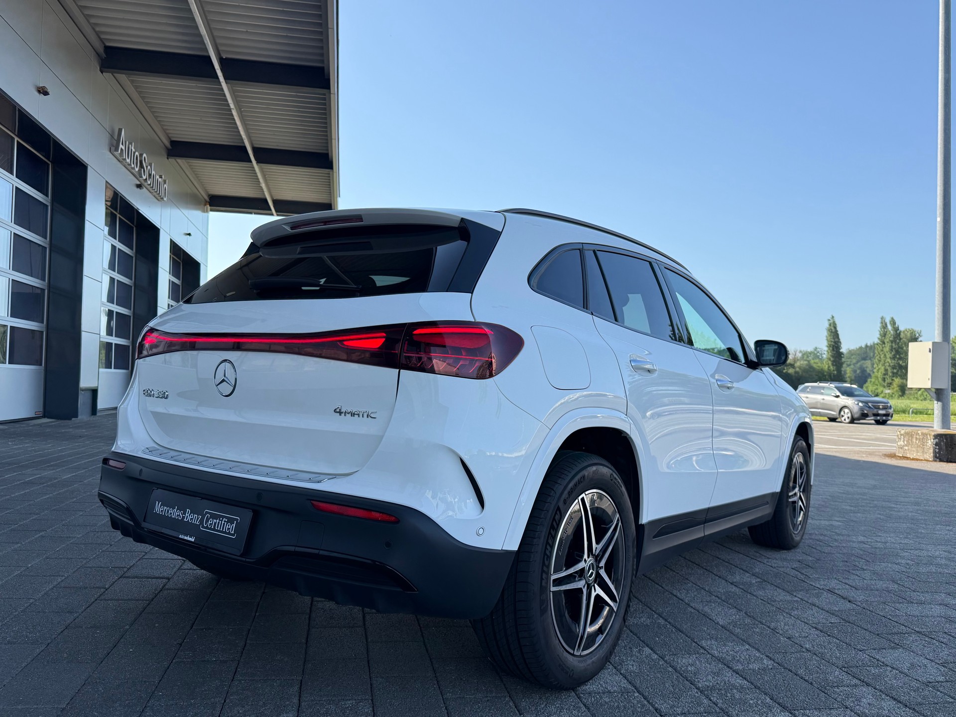 MERCEDES-BENZ EQA 350 AMG Line 4Matic Swiss Star-showroom-element-1