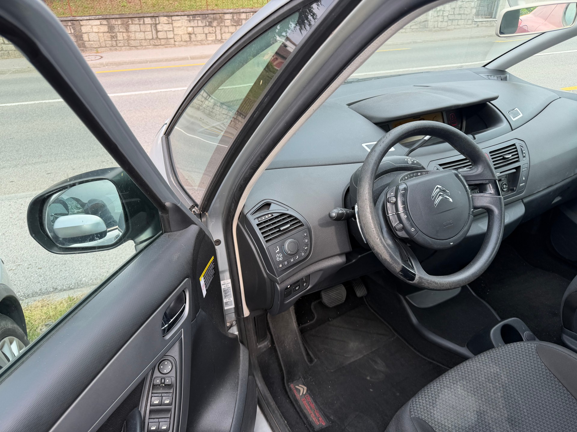 CITROEN C4 Picasso 1.6 HDI 16V Séduction EGS6-image-6