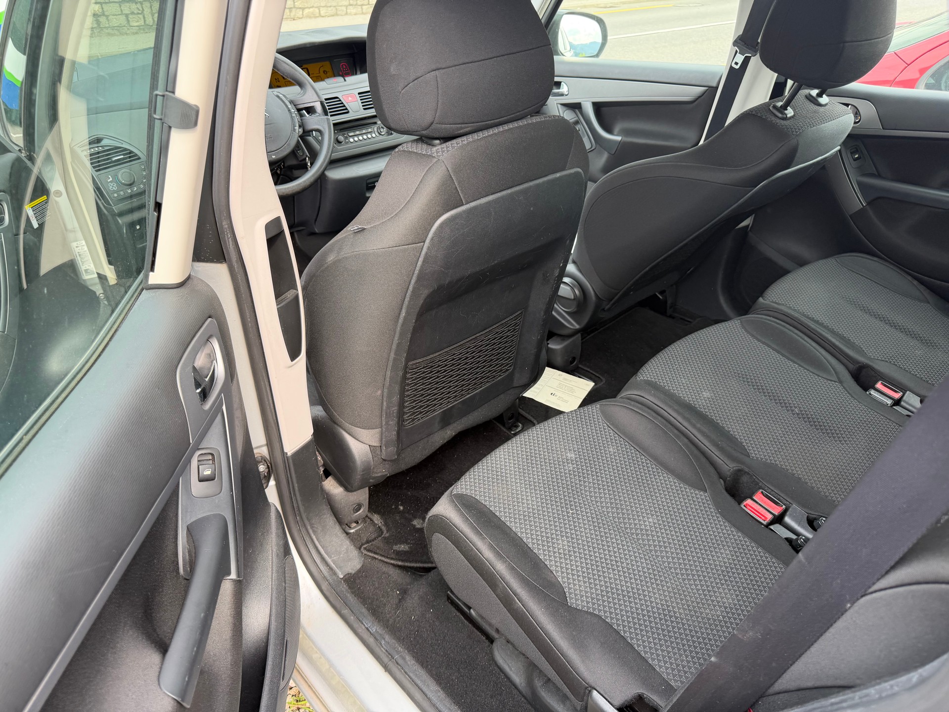 CITROEN C4 Picasso 1.6 HDI 16V Séduction EGS6-image-8