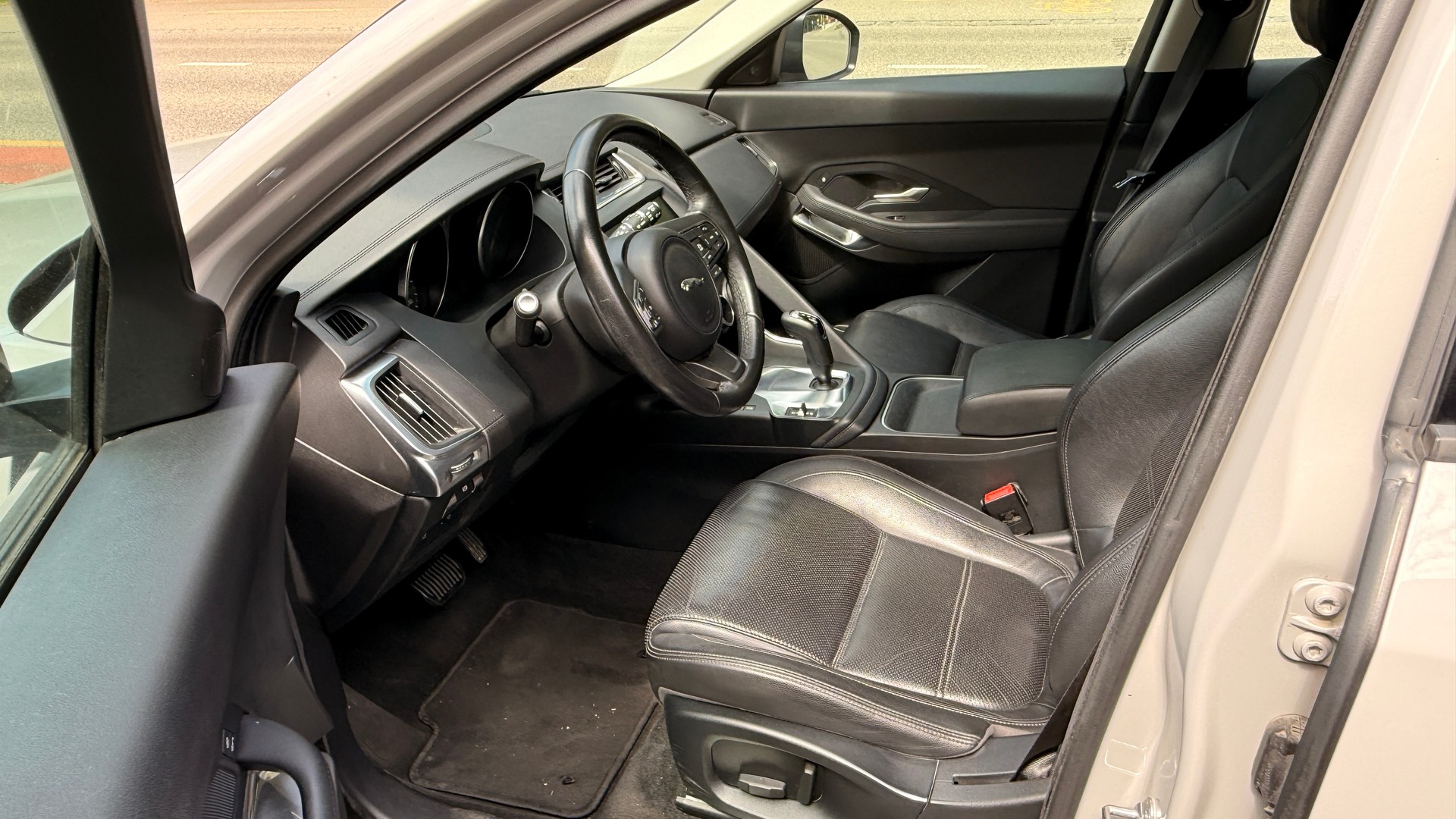 JAGUAR E-Pace 2.0d D150 AWD Automatik-image-9