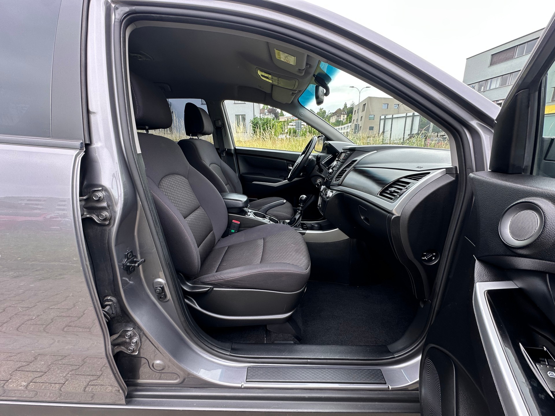 KGM-SsangYong Korando 2.0 e-XDI Plus Edition 4WD-image-6