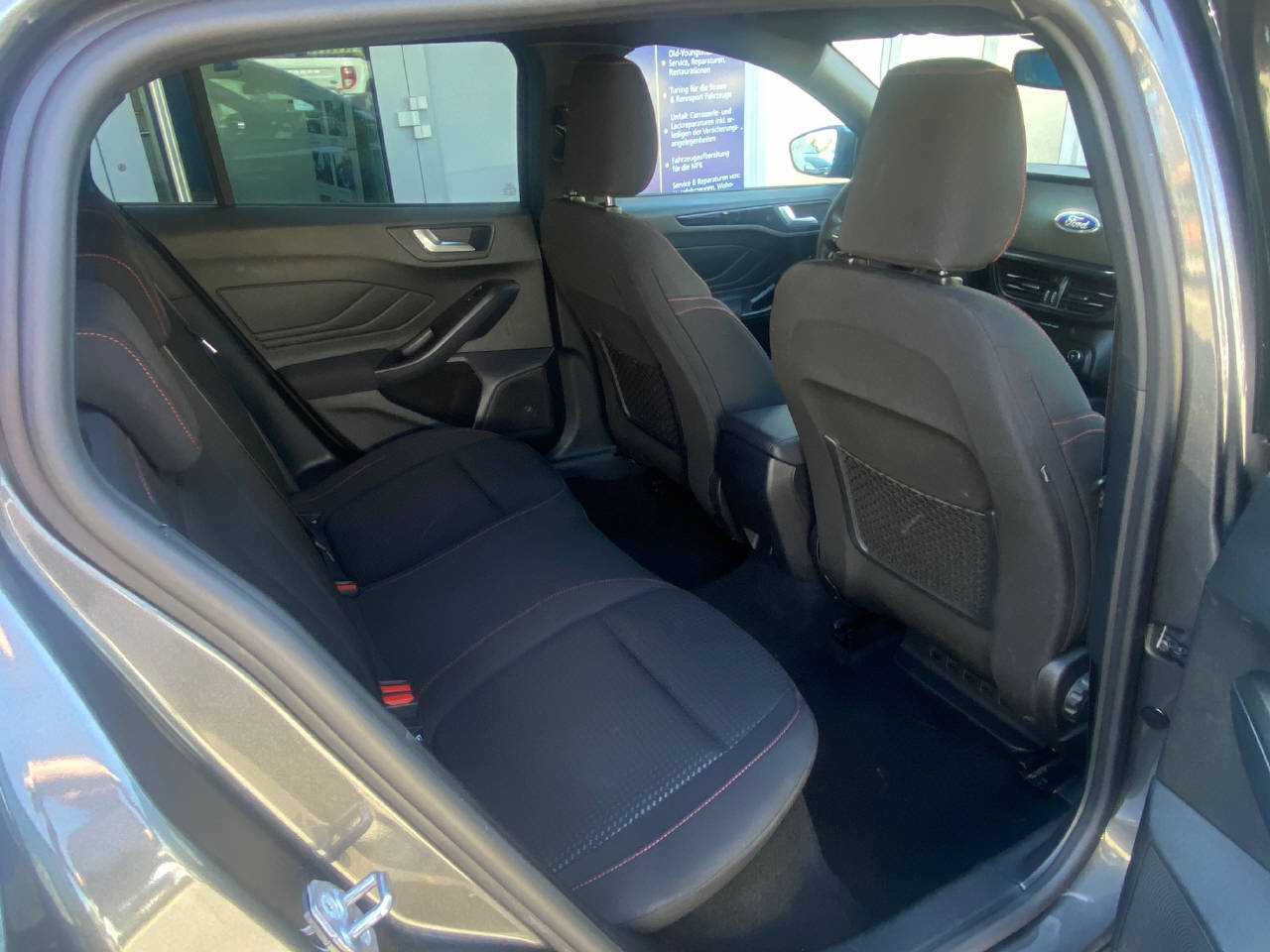 FORD Focus Station Wagon 1.0i EcoB Hybrid 155 ST-Line-image-10