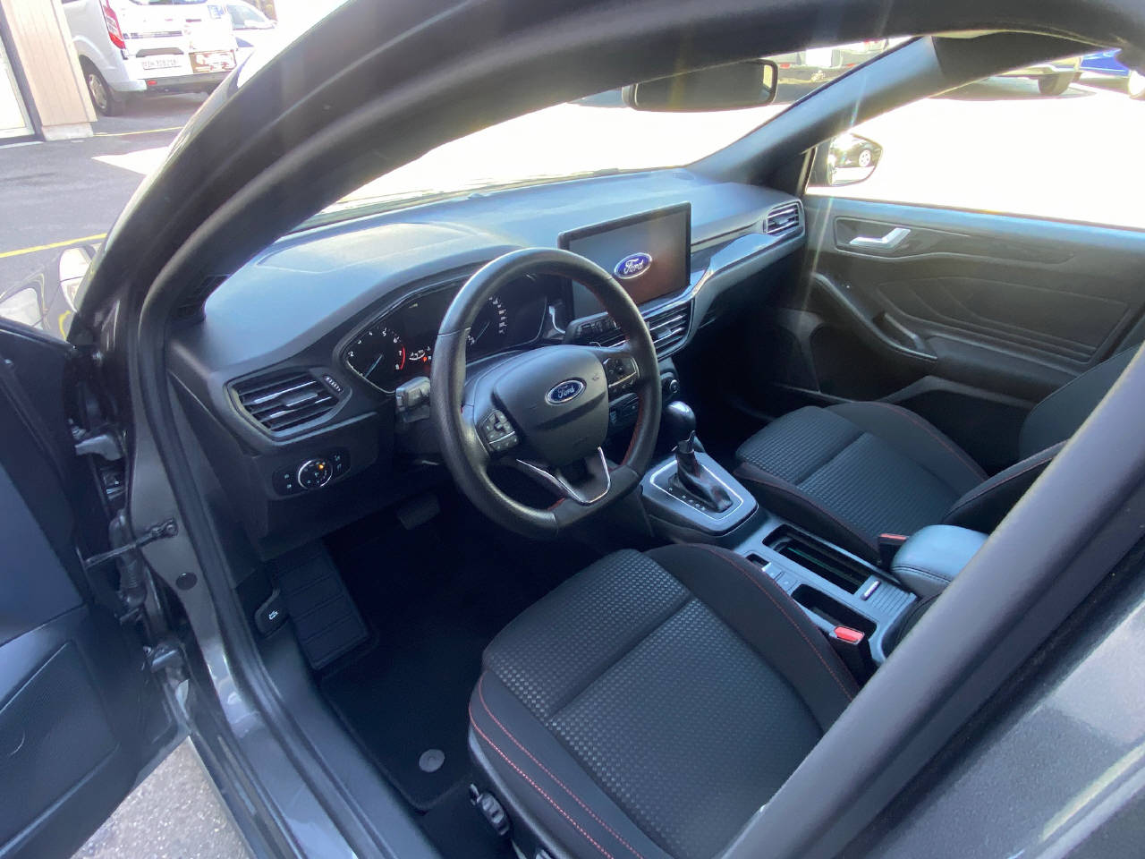 FORD Focus Station Wagon 1.0i EcoB Hybrid 155 ST-Line-image-7