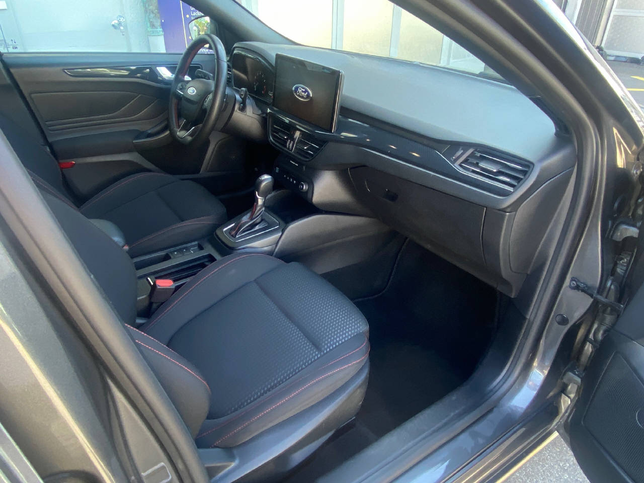 FORD Focus Station Wagon 1.0i EcoB Hybrid 155 ST-Line-image-11