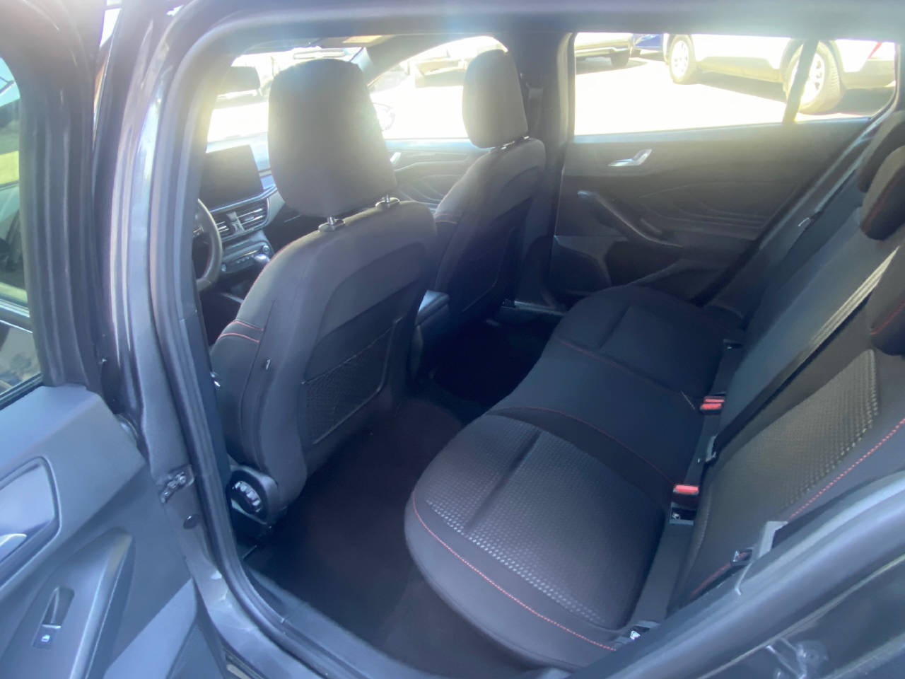 FORD Focus Station Wagon 1.0i EcoB Hybrid 155 ST-Line-image-8
