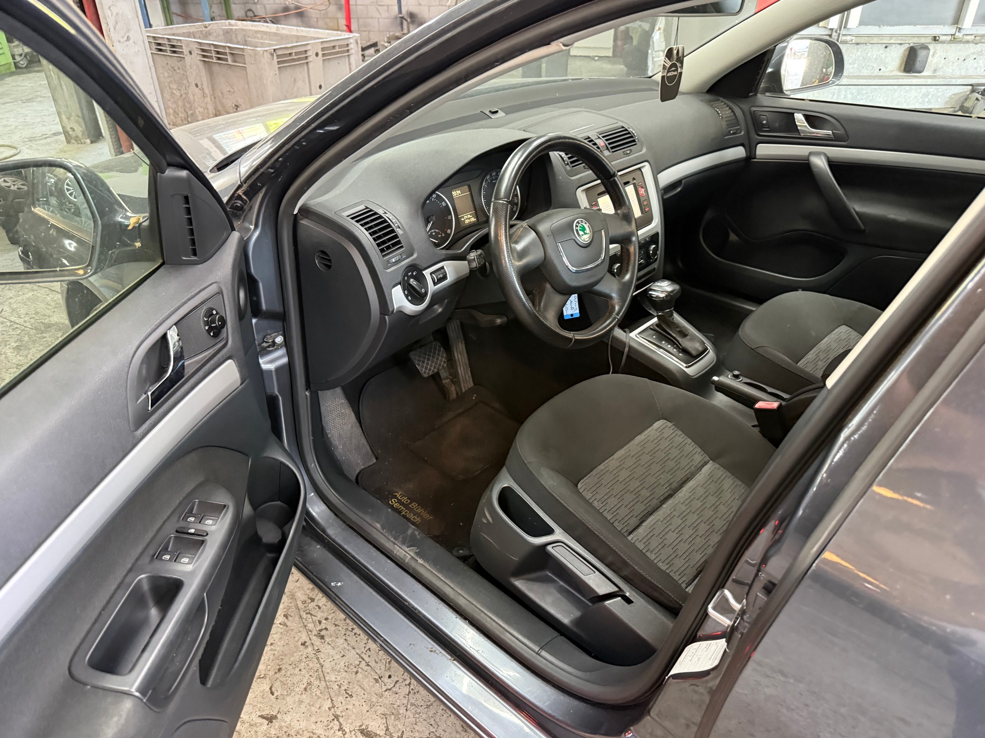 SKODA Octavia Combi 1.8 TSI Family DSG-image-9