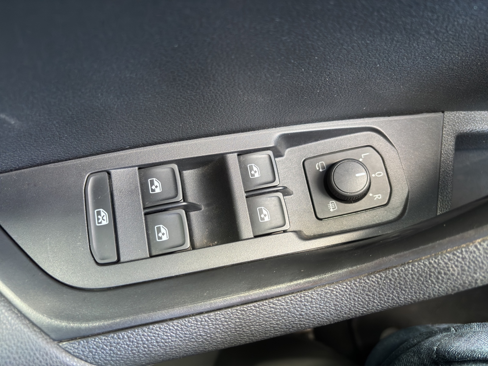 SKODA Karoq 2.0 TSI SportLine 4x4 DSG mit AHK & Standheizung-image-29