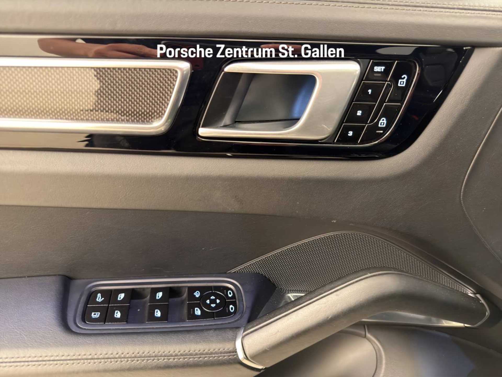 PORSCHE Cayenne Turbo S E-Hybrid Coupé-image-17